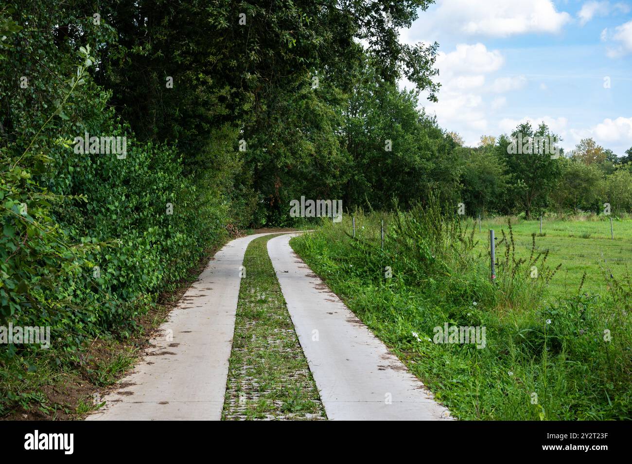 Chemin en béton avec structure labyrinthique à travers les champs flamands, Sint Pieters Rode, Holsbeek, Belgique Banque D'Images