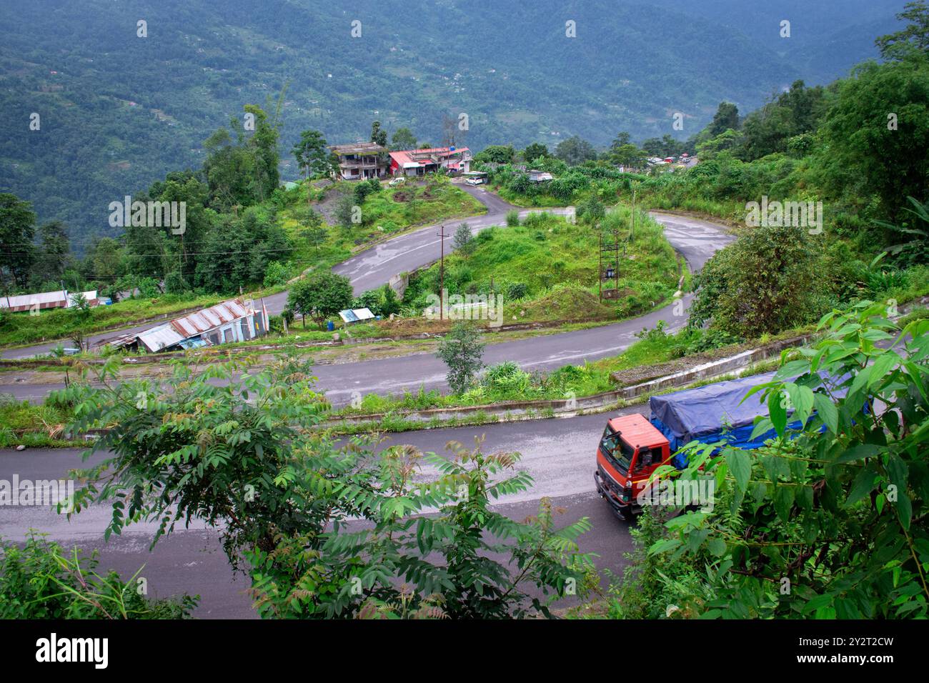 Vue aérienne de la route sinueuse de montagne avec paysage himalayen pittoresque de Pedong, Kalimpong Banque D'Images