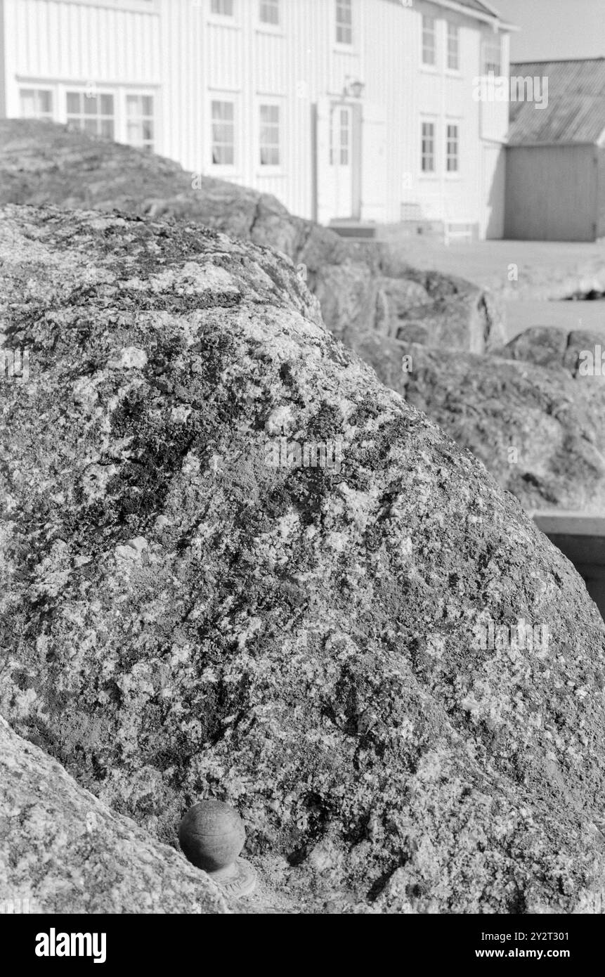 Courant 48B-4-1971 : zéro mètre au-dessus du niveau de la mer. Tregde, à quelques kilomètres de Mandal, a une fonction spéciale de station de mesure officielle des niveaux d'eau en Norvège. Une petite sphère et un appareil de mesure fournissent la base pour le niveau de hauteur dans nos cartes, triangulations et triangulations municipales. L'inertie est la zone la plus stable et convient bien comme « point zéro ». Oslo augmente, par exemple 4 millimètres par an. Ici, nous avons la fameuse balle - ou boulon. Non remarquable oui, mais important néanmoins, peut-être une petite attraction touristique? Photo : Sverre A. Børretzen / Aktuell / NTB ***PHOTO NO Banque D'Images