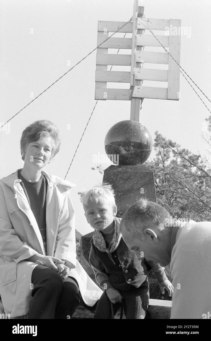 Courant 48B-4-1971 : zéro mètre au-dessus du niveau de la mer. Tregde, à quelques kilomètres de Mandal, a une fonction spéciale de station de mesure officielle des niveaux d'eau en Norvège. Une petite sphère et un appareil de mesure fournissent la base pour le niveau de hauteur dans nos cartes, triangulations et triangulations municipales. L'inertie est la zone la plus stable et convient bien comme « point zéro ». Oslo augmente, par exemple 4 millimètres par an. Permettez-nous de présenter — la «famille gardienne», Mme Gerd, Jan et Bjørn Pedersen, devant un «monument» plus symbolique du point zéro. Photo : Sverre A. Børretzen / Aktuell / NTB * Banque D'Images