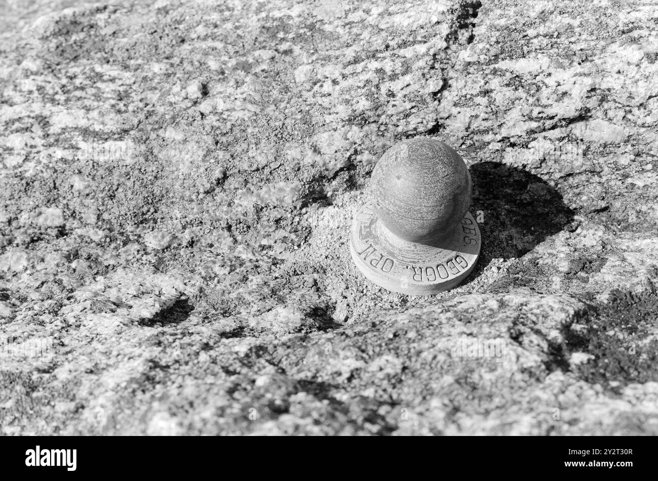 Courant 48B-4-1971 : zéro mètre au-dessus du niveau de la mer. Tregde, à quelques kilomètres de Mandal, a une fonction spéciale de station de mesure officielle des niveaux d'eau en Norvège. Une petite sphère et un appareil de mesure fournissent la base pour le niveau de hauteur dans nos cartes, triangulations et triangulations municipales. L'inertie est la zone la plus stable et convient bien comme « point zéro ». Oslo augmente, par exemple 4 millimètres par an. Ici, nous avons la fameuse balle - ou boulon. Non remarquable oui, mais important néanmoins, peut-être une petite attraction touristique? Photo : Sverre A. Børretzen / Aktuell / NTB ***PHOTO NO Banque D'Images