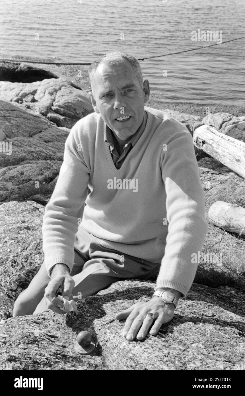 Courant 48B-4-1971 : zéro mètre au-dessus du niveau de la mer. Tregde, à quelques kilomètres de Mandal, a une fonction spéciale de station de mesure officielle des niveaux d'eau en Norvège. Une petite sphère et un appareil de mesure fournissent la base pour le niveau de hauteur dans nos cartes, triangulations et triangulations municipales. L'inertie est la zone la plus stable et convient bien comme « point zéro ». Oslo augmente, par exemple 4 millimètres par an. Bjørn Pedersen s'adapte bien au point zéro, sans nécessairement polir l'objet pour cette raison. Trägde gardera la position de point zéro pendant plusieurs années à venir. Photo : Banque D'Images