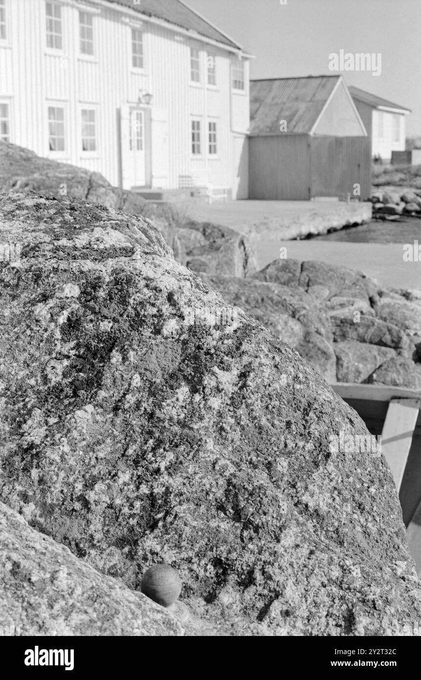 Courant 48B-4-1971 : zéro mètre au-dessus du niveau de la mer. Tregde, à quelques kilomètres de Mandal, a une fonction spéciale de station de mesure officielle des niveaux d'eau en Norvège. Une petite sphère et un appareil de mesure fournissent la base pour le niveau de hauteur dans nos cartes, triangulations et triangulations municipales. L'inertie est la zone la plus stable et convient bien comme « point zéro ». Oslo augmente, par exemple 4 millimètres par an. Ici, nous avons la fameuse balle - ou boulon. Non remarquable oui, mais important néanmoins, peut-être une petite attraction touristique? Photo : Sverre A. Børretzen / Aktuell / NTB ***PHOTO NO Banque D'Images