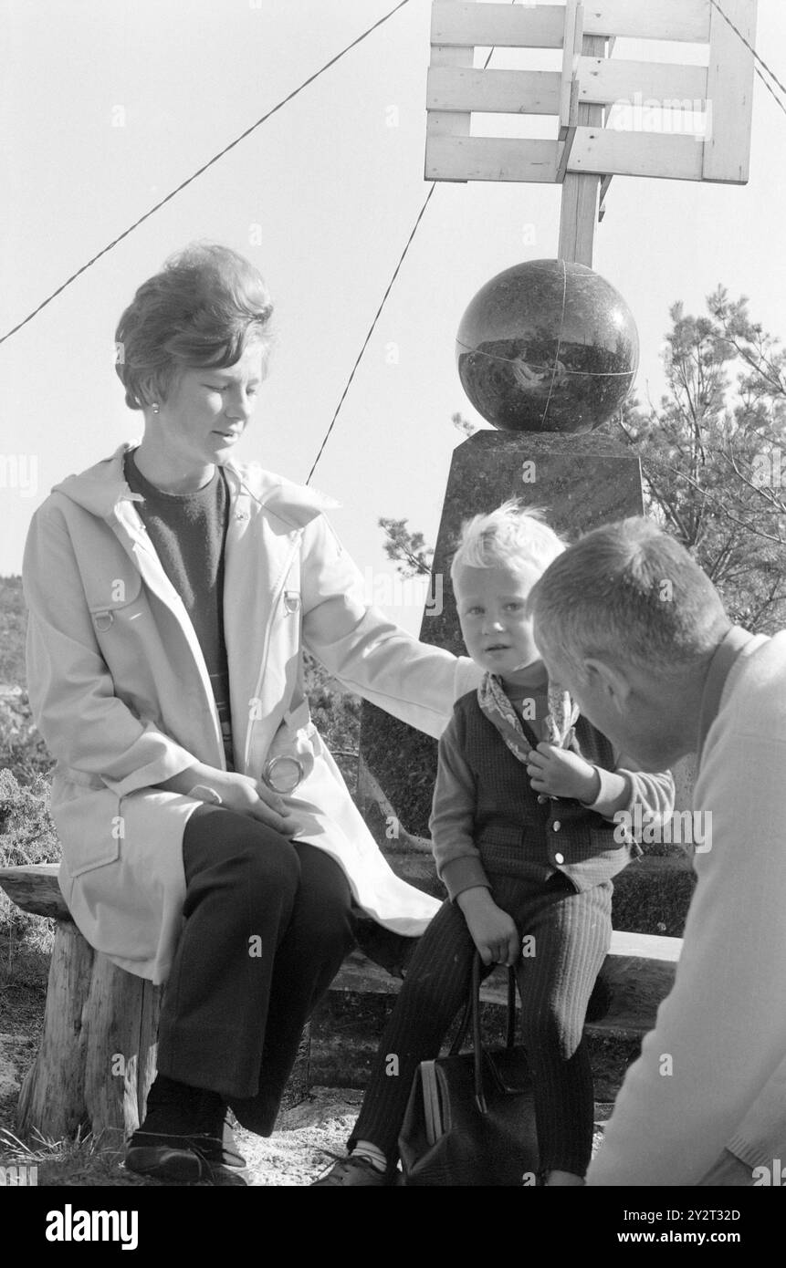 Courant 48B-4-1971 : zéro mètre au-dessus du niveau de la mer. Tregde, à quelques kilomètres de Mandal, a une fonction spéciale de station de mesure officielle des niveaux d'eau en Norvège. Une petite sphère et un appareil de mesure fournissent la base pour le niveau de hauteur dans nos cartes, triangulations et triangulations municipales. L'inertie est la zone la plus stable et convient bien comme « point zéro ». Oslo augmente, par exemple 4 millimètres par an. Permettez-nous de présenter - la «famille gardienne», Mme Gerd, Jan et Bjørn Pedersen, devant un «monument» plus symbolique du point zéro. Photo : Sverre A. Børretzen / Aktuell / NTB Banque D'Images