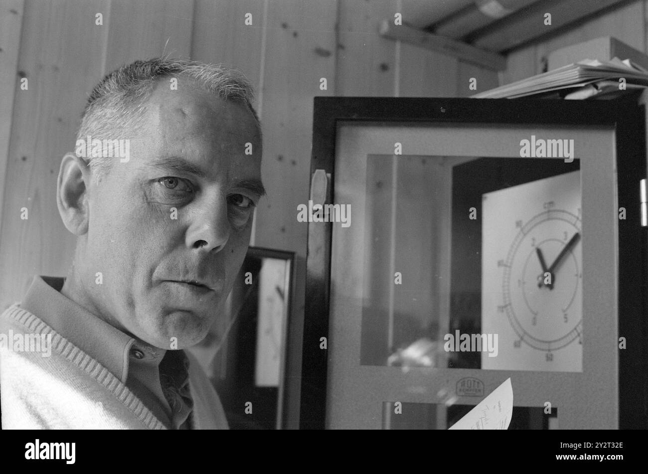 Courant 48B-4-1971 : zéro mètre au-dessus du niveau de la mer. Tregde, à quelques kilomètres de Mandal, a une fonction spéciale de station de mesure officielle des niveaux d'eau en Norvège. Une petite sphère et un appareil de mesure fournissent la base pour le niveau de hauteur dans nos cartes, triangulations et triangulations municipales. L'inertie est la zone la plus stable et convient bien comme « point zéro ». Oslo augmente, par exemple 4 millimètres par an. Superviseur Bjørn Pedersen avec l'appareil d'enregistrement. Deux fois par mois, il envoie les enregistrements au Département géodésique. Photo : Sverre A. Børretzen / Aktuell / NTB ***PHOTO NON Banque D'Images