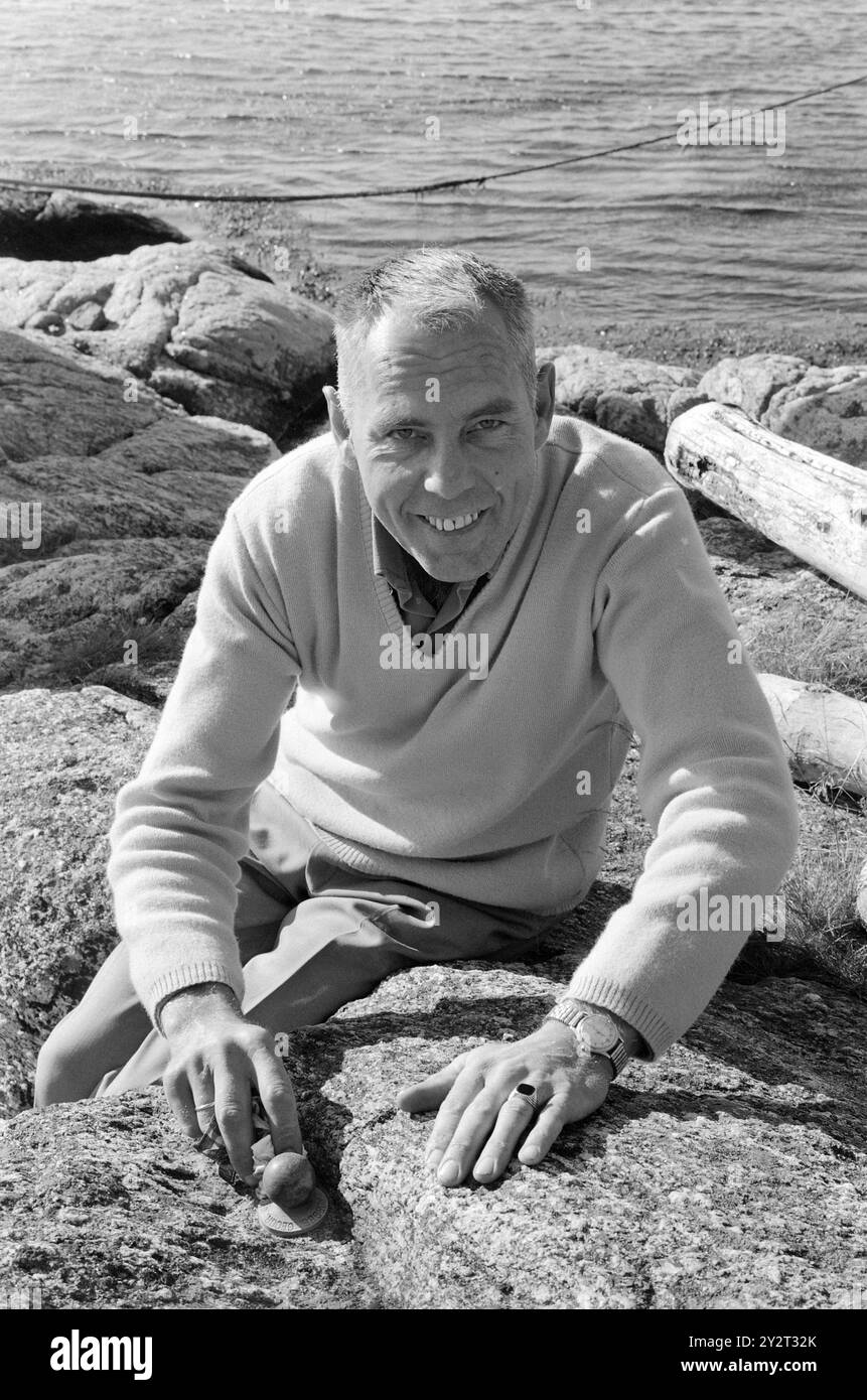 Courant 48B-4-1971 : zéro mètre au-dessus du niveau de la mer. Tregde, à quelques kilomètres de Mandal, a une fonction spéciale de station de mesure officielle des niveaux d'eau en Norvège. Une petite sphère et un appareil de mesure fournissent la base pour le niveau de hauteur dans nos cartes, triangulations et triangulations municipales. L'inertie est la zone la plus stable et convient bien comme « point zéro ». Oslo augmente, par exemple 4 millimètres par an. Bjørn Pedersen s'adapte bien au point zéro, sans nécessairement polir l'objet pour cette raison. Trägde gardera la position de point zéro pendant plusieurs années à venir. Photo : Banque D'Images