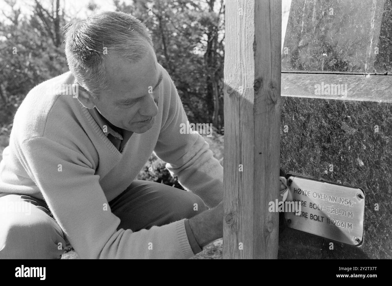 Courant 48B-4-1971 : zéro mètre au-dessus du niveau de la mer. Tregde, à quelques kilomètres de Mandal, a une fonction spéciale de station de mesure officielle des niveaux d'eau en Norvège. Une petite sphère et un appareil de mesure fournissent la base pour le niveau de hauteur dans nos cartes, triangulations et triangulations municipales. L'inertie est la zone la plus stable et convient bien comme « point zéro ». Oslo augmente, par exemple 4 millimètres par an. Bjørn Pedersen s'adapte bien au point zéro, sans nécessairement polir l'objet pour cette raison. Trägde gardera la position de point zéro pendant plusieurs années à venir. Photo : Banque D'Images