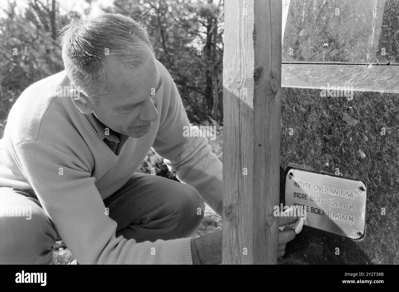 Courant 48B-4-1971 : zéro mètre au-dessus du niveau de la mer. Tregde, à quelques kilomètres de Mandal, a une fonction spéciale de station de mesure officielle des niveaux d'eau en Norvège. Une petite sphère et un appareil de mesure fournissent la base pour le niveau de hauteur dans nos cartes, triangulations et triangulations municipales. L'inertie est la zone la plus stable et convient bien comme « point zéro ». Oslo augmente, par exemple 4 millimètres par an. Bjørn Pedersen s'adapte bien au point zéro, sans nécessairement polir l'objet pour cette raison. Trägde gardera la position de point zéro pendant plusieurs années à venir. Photo : Banque D'Images