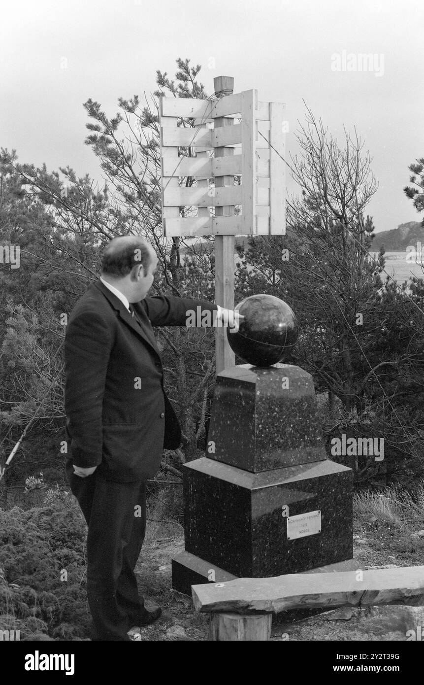 Courant 48B-4-1971 : zéro mètre au-dessus du niveau de la mer. Tregde, à quelques kilomètres de Mandal, a une fonction spéciale de station de mesure officielle des niveaux d'eau en Norvège. Une petite sphère et un appareil de mesure fournissent la base pour le niveau de hauteur dans nos cartes, triangulations et triangulations municipales. L'inertie est la zone la plus stable et convient bien comme « point zéro ». Oslo augmente, par exemple 4 millimètres par an. Photo : Sverre A. Børretzen / Aktuell / NTB ***PHOTO NON TRAITÉE*** le texte de cette image est traduit automatiquement Banque D'Images