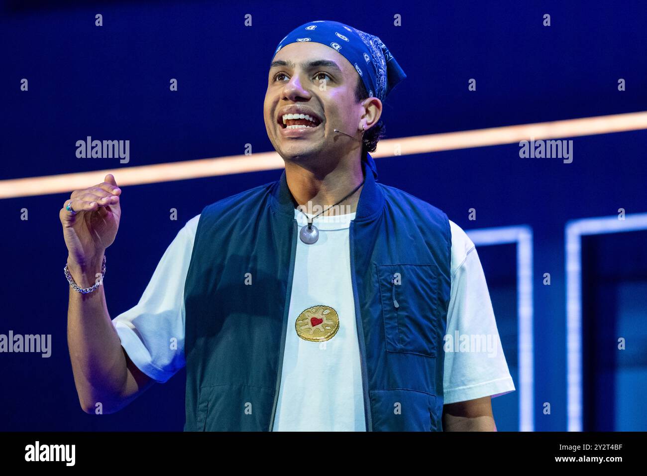 Londres, Royaume-Uni. 11 septembre 2024. Noah Thomas dans le rôle d’Artie lors de la représentation de C U Never lors d’un photocall pour « Why Am I So Single? » Au théâtre Garrick. La nouvelle comédie musicale, par les écrivains primés par Tony Award de SIX, Toby Marlow et Lucy Moss, suit deux meilleures amies à travers les hauts et les bas de leur vie de rencontre. Le spectacle est dirigé par Lucy Moss, avec une chorégraphie d'Ellen Kane et se déroule jusqu'au 13 février 2025. Credit : Stephen Chung / Alamy Live News Banque D'Images