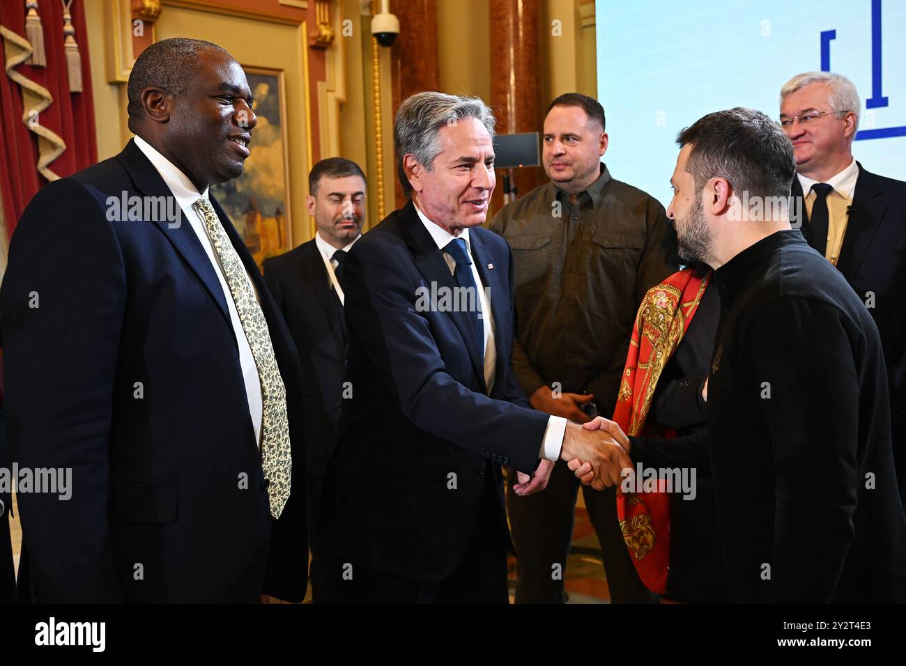 Le secrétaire d’État AMÉRICAIN Antony Blinken (au centre) serre la main du président ukrainien Volodymyr Zelensky (à droite), tandis que le ministre britannique des Affaires étrangères David Lammy (à gauche) regarde, lors du quatrième sommet des dirigeants de la plateforme Crimée à Kiev, en Ukraine. Date de la photo : mercredi 11 septembre 2024. Banque D'Images