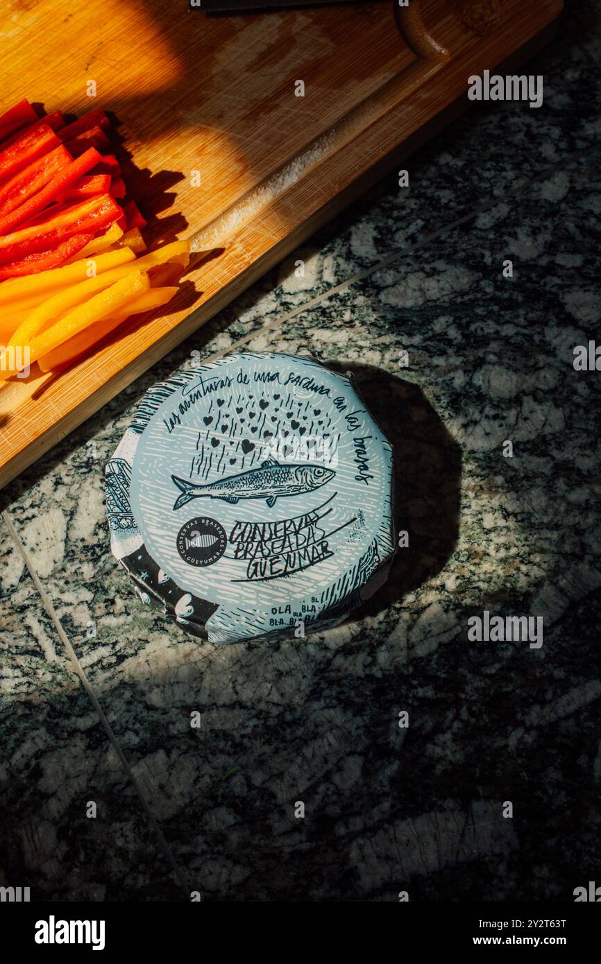 Conserves de poisson emballées dans du papier dans une boîte de conserve propre et scellée. Banque D'Images