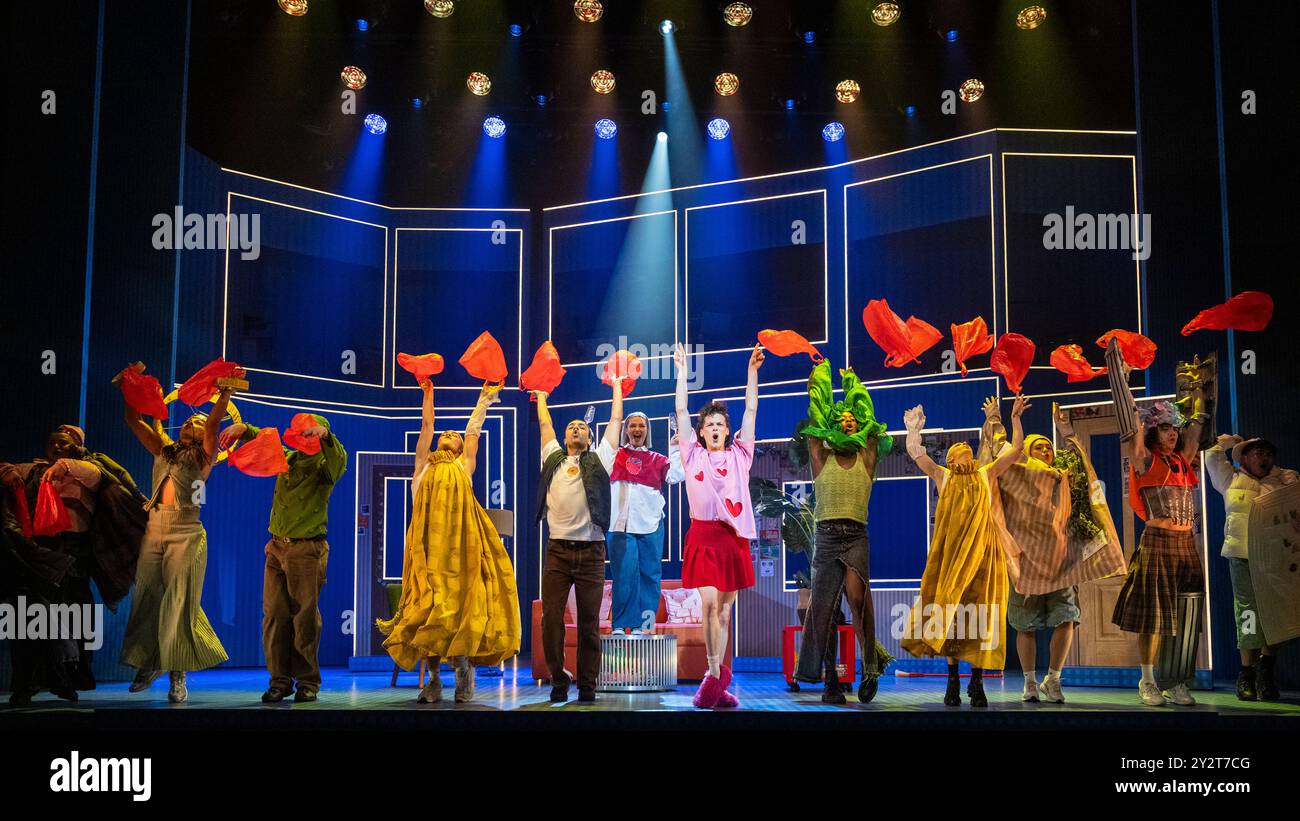 Londres, Royaume-Uni. 11 septembre 2024. Le casting interprète Men Are Trash lors d'un appel photo pour "Why Am I So Single?" Au théâtre Garrick. La nouvelle comédie musicale, par les écrivains primés par Tony Award de SIX, Toby Marlow et Lucy Moss, suit deux meilleures amies à travers les hauts et les bas de leur vie de rencontre. Le spectacle est dirigé par Lucy Moss, avec une chorégraphie d'Ellen Kane et se déroule jusqu'au 13 février 2025. Credit : Stephen Chung / Alamy Live News Banque D'Images