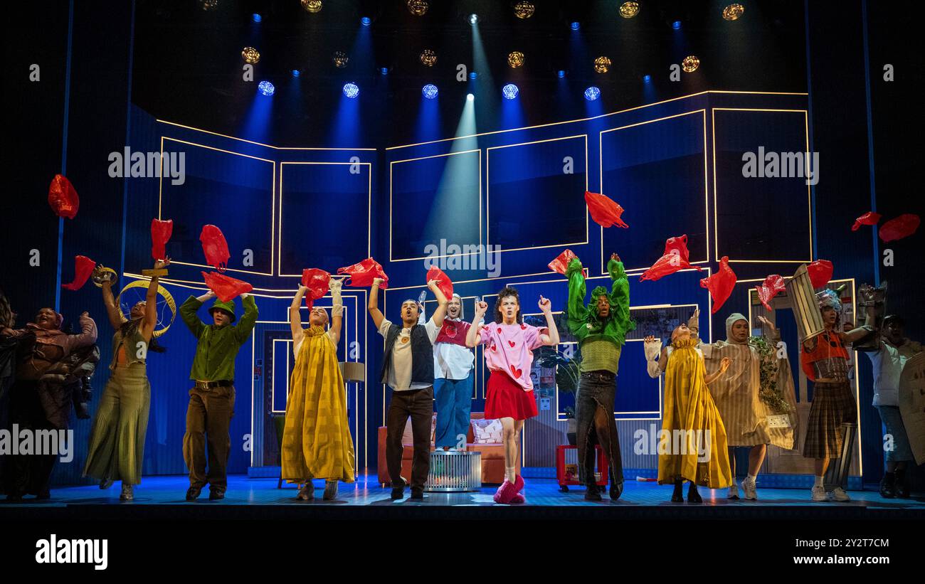 Londres, Royaume-Uni. 11 septembre 2024. Le casting interprète Men Are Trash lors d'un appel photo pour "Why Am I So Single?" Au théâtre Garrick. La nouvelle comédie musicale, par les écrivains primés par Tony Award de SIX, Toby Marlow et Lucy Moss, suit deux meilleures amies à travers les hauts et les bas de leur vie de rencontre. Le spectacle est dirigé par Lucy Moss, avec une chorégraphie d'Ellen Kane et se déroule jusqu'au 13 février 2025. Credit : Stephen Chung / Alamy Live News Banque D'Images