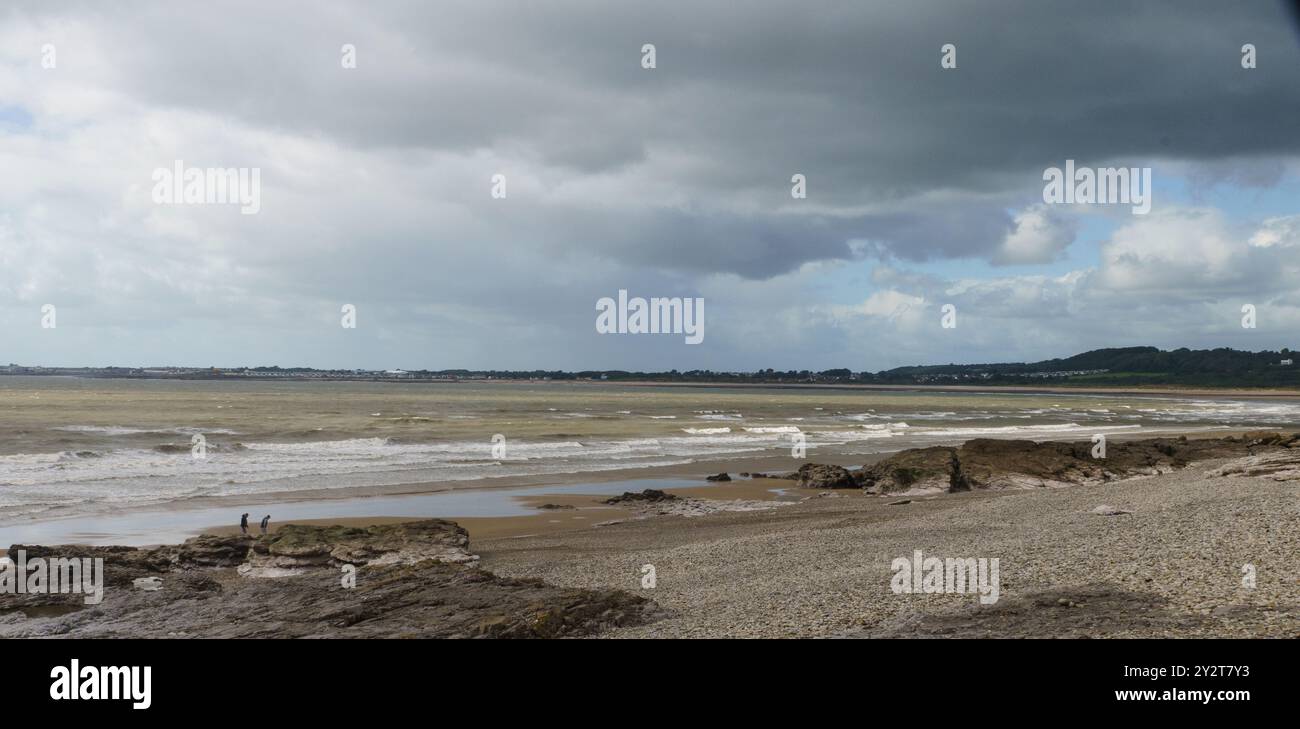 11 septembre 2024, Hardy’s Bay, Ogmore-by-Sea, Bridgend, Vale of Glamorgan, pays de Galles. MÉTÉO : vents forts et courants forts à marée décroissante, au milieu du soleil et des nuages à Ogmore by Sea aujourd'hui. La pluie est prévue pour plus tard dans l'après-midi. MARÉE HAUTE : 11.31. Marée BASSE ; 17h48 PHOTO : nuages de pluie au loin. Bridget Catterall/Alamy Live News Banque D'Images