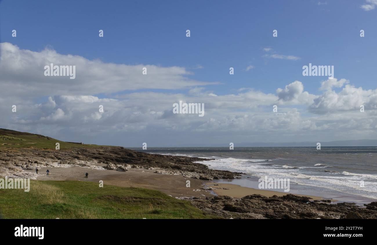 11 septembre 2024, Hardy’s Bay, Ogmore-by-Sea, Bridgend, Vale of Glamorgan, pays de Galles. MÉTÉO : vents forts et courants forts à marée décroissante, au milieu du soleil et des nuages à Ogmore by Sea aujourd'hui. La pluie est prévue pour plus tard dans l'après-midi. MARÉE HAUTE : 11.31. Marée BASSE ; 17:48 PHOTO : vue sur la côte et le canal de Bristol. Bridget Catterall/Alamy Live News Banque D'Images