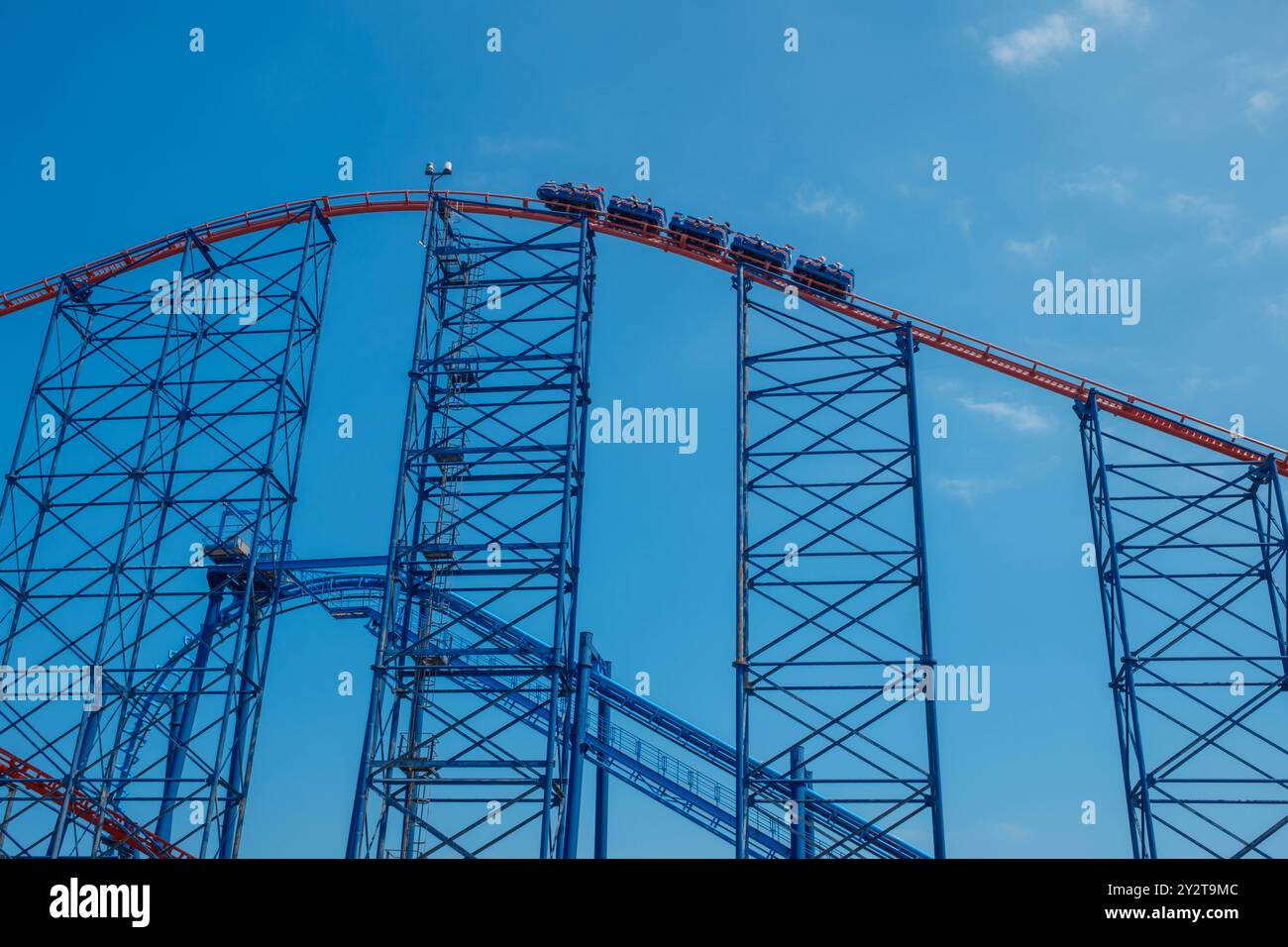 Les montagnes russes Big One de Blackpool Pleasure Beach sont une imposante structure en acier située sur un ciel bleu vif. L'image capture le DRAM du trajet Banque D'Images