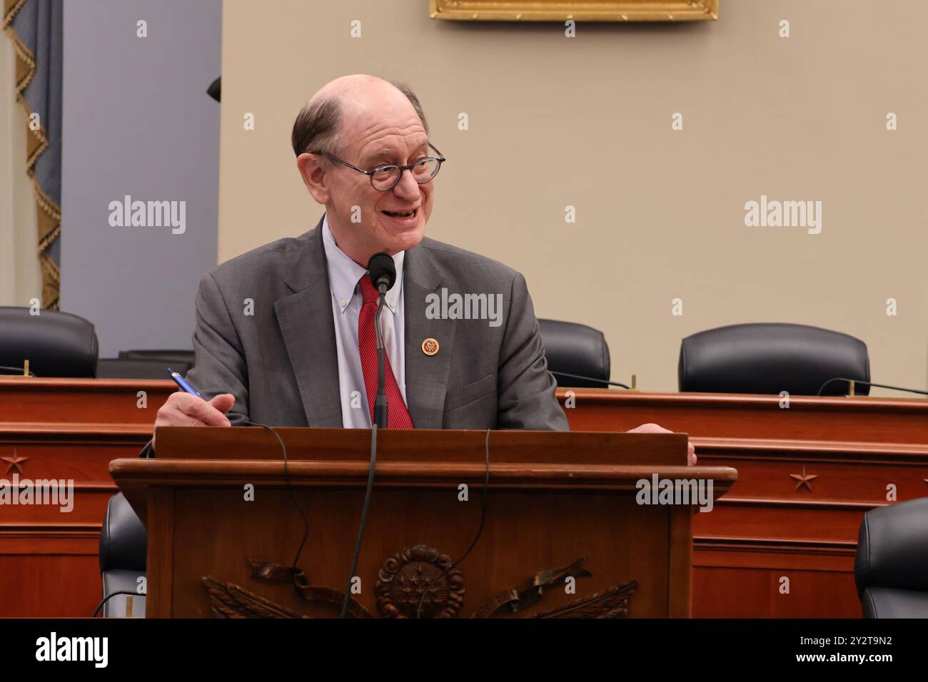 Washington, États-Unis. 10 septembre 2024. Le représentant Brad Sherman (d-CA), à la tribune, prend la parole lors d’un briefing du Congrès à la Chambre des représentants des États-Unis. Briefing du Congrès à la Chambre des représentants des États-Unis sur les menaces du régime iranien, y compris la déstabilisation régionale, le terrorisme, les armes nucléaires et la répression nationale. Crédit : SOPA images Limited/Alamy Live News Banque D'Images