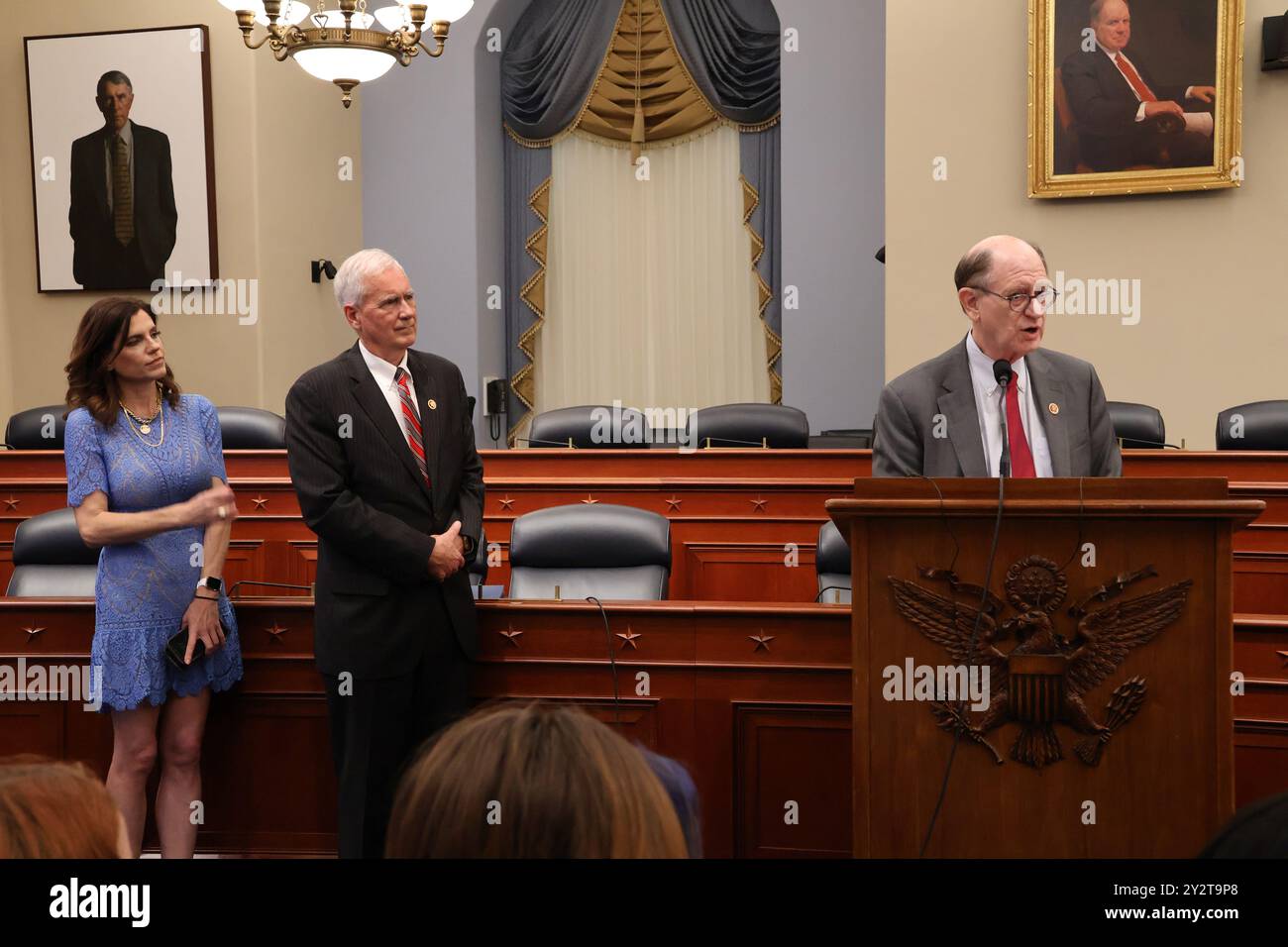 Washington, États-Unis. 10 septembre 2024. Le représentant Brad Sherman (d-CA), sur le podium, le représentant Tom McClintock (R-CA) et le représentant Nancy Mace (R-SC) prennent la parole lors d’un briefing du Congrès. Briefing du Congrès à la Chambre des représentants des États-Unis sur les menaces du régime iranien, y compris la déstabilisation régionale, le terrorisme, les armes nucléaires et la répression nationale. Crédit : SOPA images Limited/Alamy Live News Banque D'Images