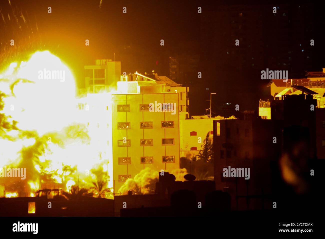 Des avions israéliens bombardent le bâtiment résidentiel de Sarraj à l'ouest de la ville de Gaza. La frappe aérienne a lieu alors qu'Israël poursuit son offensive aérienne sur la bande de Gaza. Les frappes aériennes en cours de samedi par les Forces de défense israéliennes ont ciblé des sites militaires mais aussi des bâtiments civils dans différentes zones de la bande de Gaza Banque D'Images