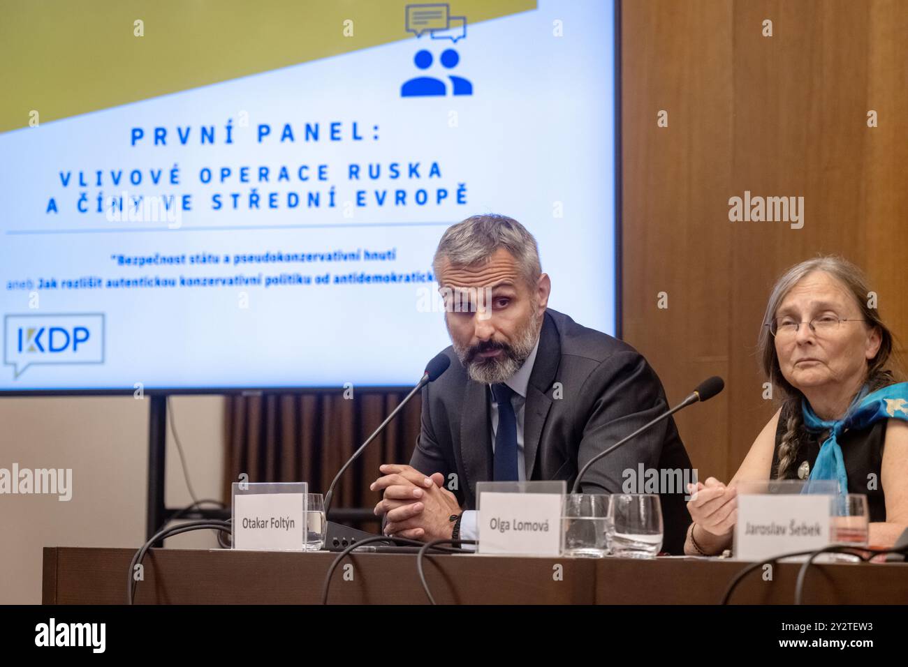 Prague, République tchèque. 11 septembre 2024. De gauche coordinateur gouvernemental de la communication stratégique Otakar Foltyn et Olga Lomova prennent la parole lors de la Conférence sur la sécurité nationale et les mouvements pseudo-conservateurs ou distinguer la politique conservatrice authentique de la subversion anti-démocratique à Prague, République tchèque, le 11 septembre 2024. Crédit : vit Simanek/CTK photo/Alamy Live News Banque D'Images