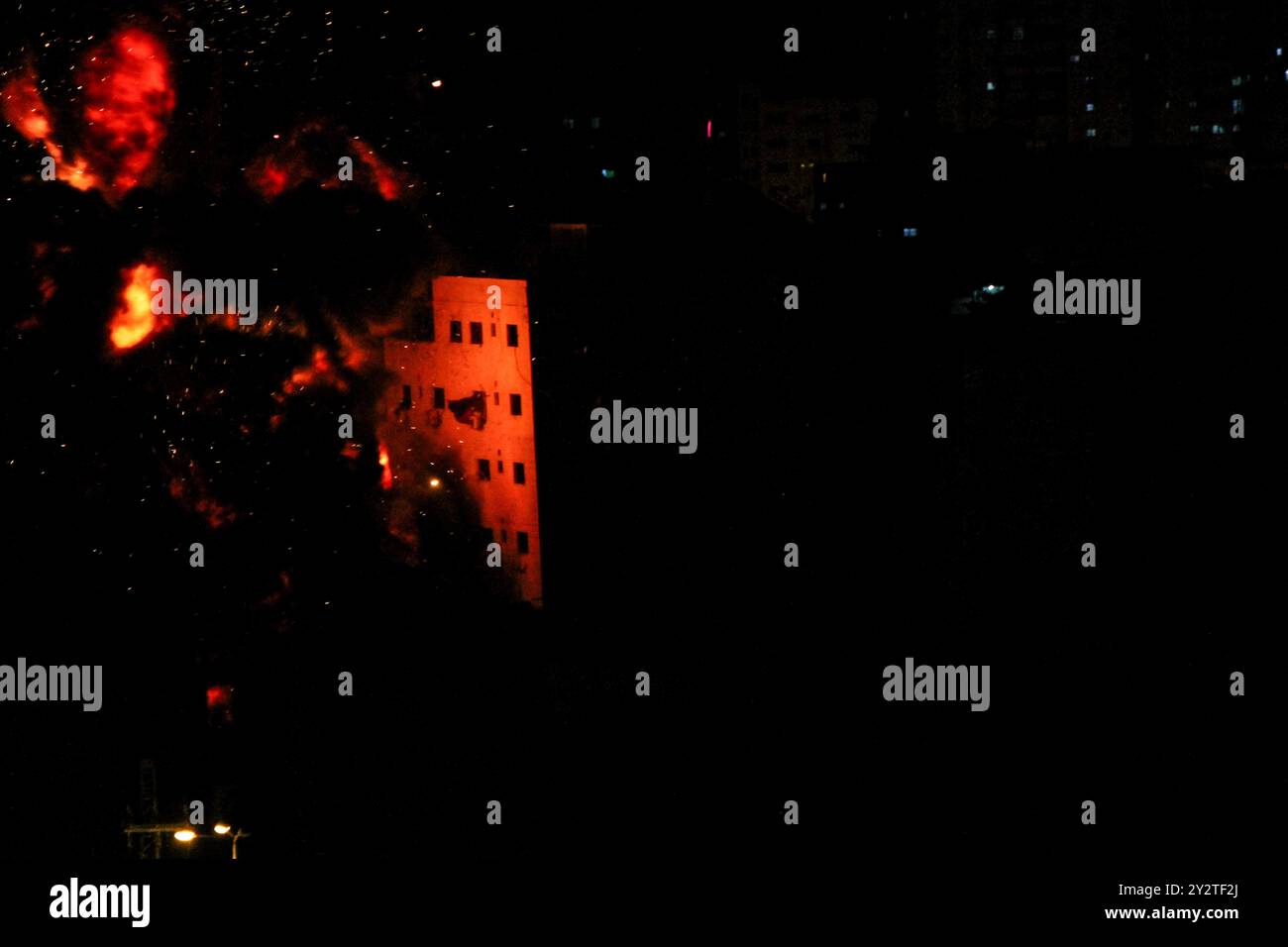 Des avions israéliens bombardent le bâtiment résidentiel de Sarraj à l'ouest de la ville de Gaza. La frappe aérienne a lieu alors qu'Israël poursuit son offensive aérienne sur la bande de Gaza. Les frappes aériennes en cours de samedi par les Forces de défense israéliennes ont ciblé des sites militaires mais aussi des bâtiments civils dans différentes zones de la bande de Gaza Banque D'Images