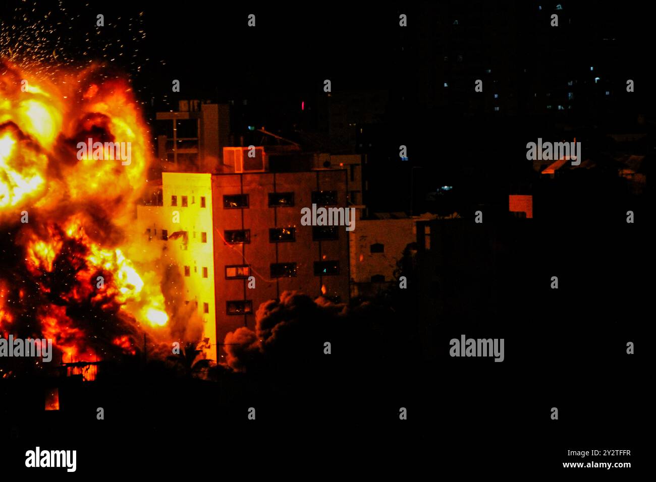 Des avions israéliens bombardent le bâtiment résidentiel de Sarraj à l'ouest de la ville de Gaza. La frappe aérienne a lieu alors qu'Israël poursuit son offensive aérienne sur la bande de Gaza. Les frappes aériennes en cours de samedi par les Forces de défense israéliennes ont ciblé des sites militaires mais aussi des bâtiments civils dans différentes zones de la bande de Gaza Banque D'Images