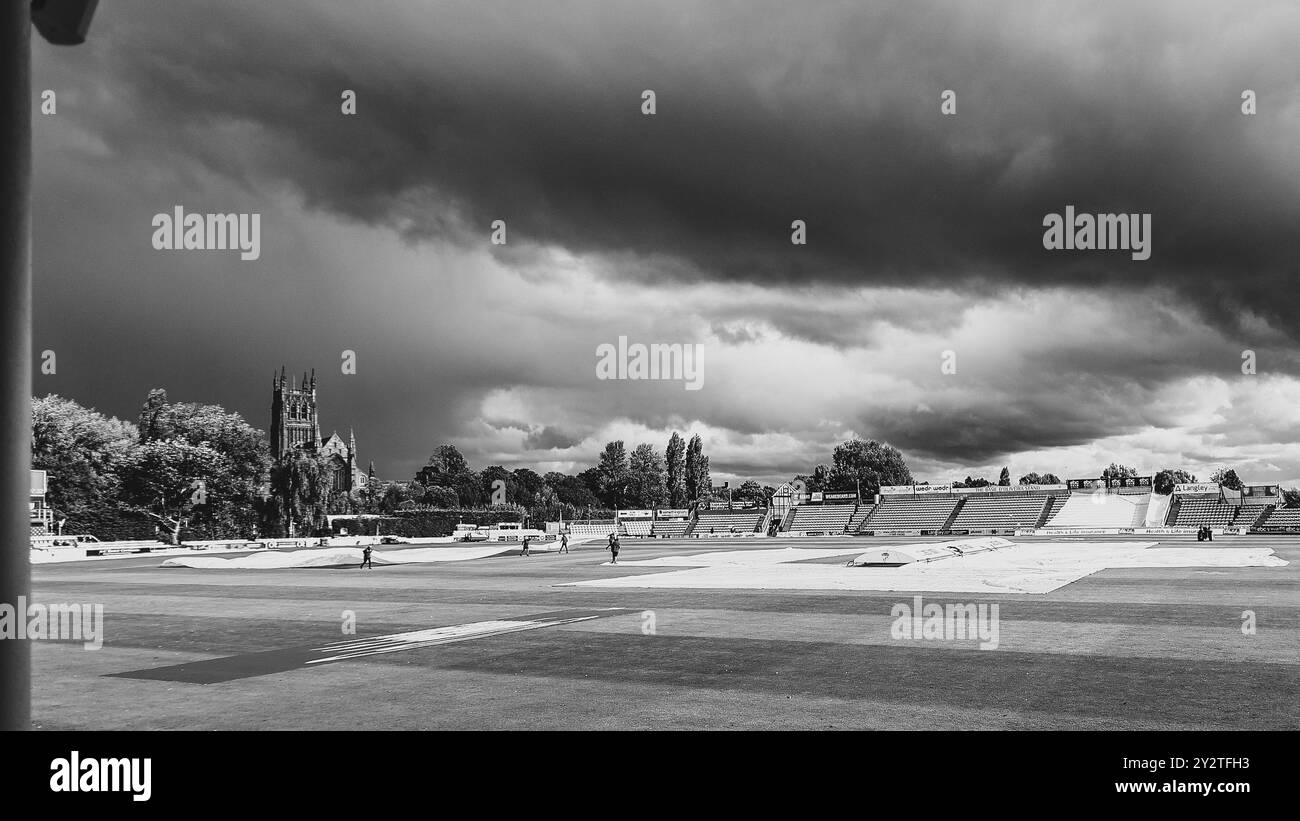 Prise à Worcester, Royaume-Uni, le 11 septembre 2024 au Worcestershire County Cricket Club, New Road, Worcester sur la photo sont les couvertures apportées alors que la pluie s'arrête lors du match de championnat Vitality County 2024 entre Worcestershire CCC et Warwickshire CCC image est pour usage éditorial seulement - crédit à Stu Leggett via Alamy Live News Banque D'Images Prise à Worcester, Royaume-Uni, le 11 septembre 2024 au Worcestershire County Cricket Club, New Road, Worcester sur la photo sont les couvertures apportées alors que la pluie s'arrête lors du match de championnat Vitality County 2024 entre Worcestershire CCC et Warwickshire CCC image est pour usage éditorial seulement - crédit à Stu Leggett via Alamy Live News Banque D'Images