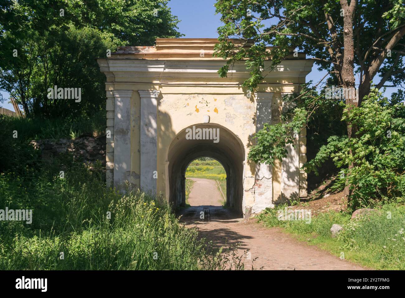arche avec porte, ruines d'anciennes fortifications Banque D'Images
