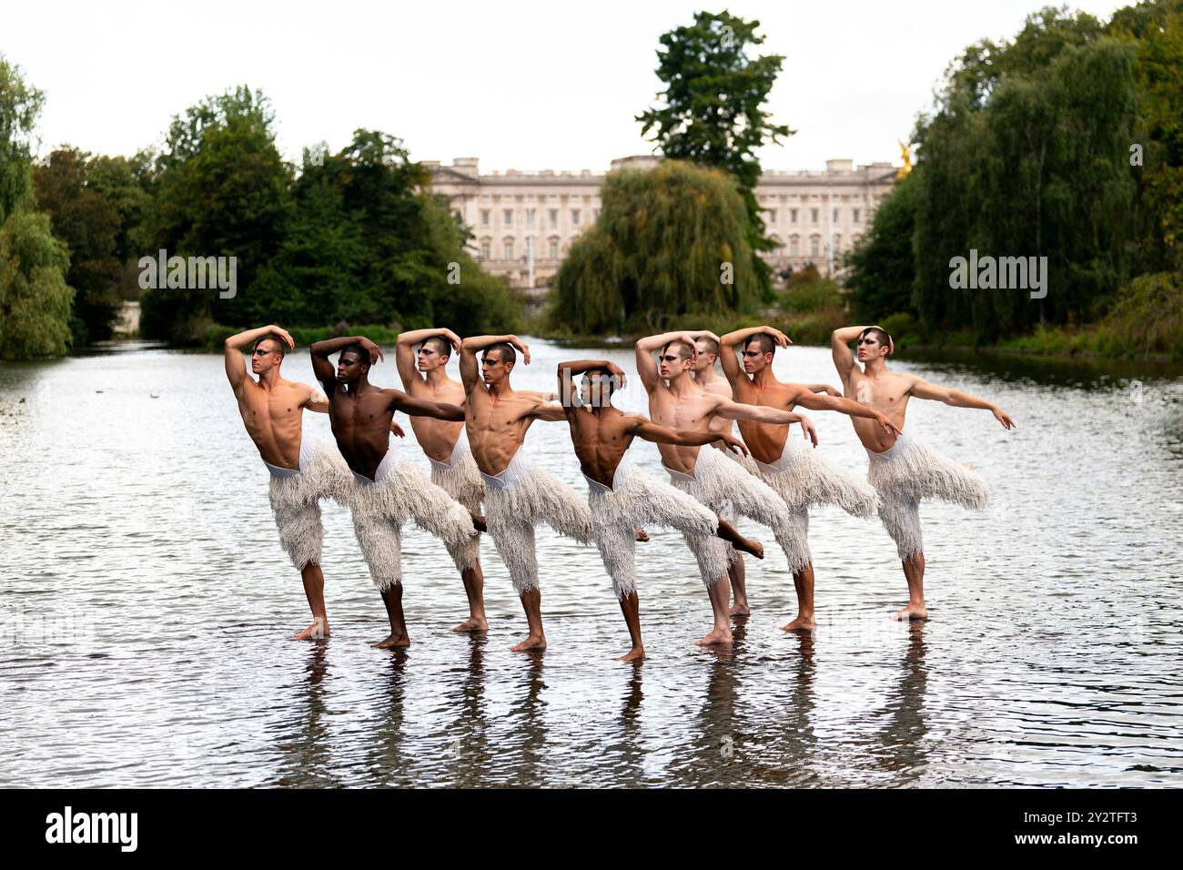 Les acteurs du Swan Lake de Matthew Bourne recréent des moments de l'emblématique production de danse en costume lors d'une séance photo sur le lac de St James' Park, dans le centre de Londres. Matthew Bourne's Swan Lake revient pour une tournée du 30e anniversaire, commençant au Theatre Royal Plymouth le 11 novembre avant de visiter le Lowry, Salford à partir du 19 novembre, avant la saison annuelle de Noël de 8 semaines au Sadler's Wells à partir du 3 décembre et une tournée britannique en 2025. Date de la photo : mercredi 11 septembre 2024. Banque D'Images