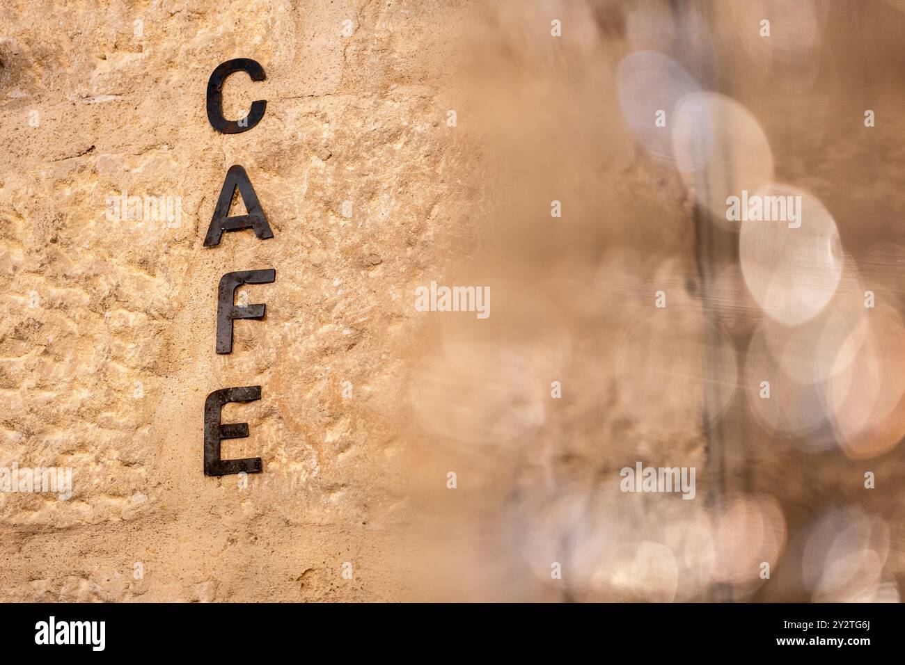 Un élégant signe de café sur un mur texturé, capturant des vibrations confortables et des atmosphères invitantes pour tout le monde Banque D'Images