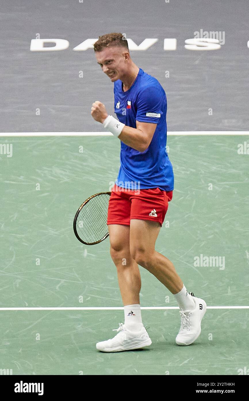 VALENCE, ESPAGNE - 11 SEPTEMBRE : Jiri Lehcka de la République tchèque célèbre un point contre Roberto Bautista Agut de l'Espagne lors de la finale de la Coupe Davis phase de groupes 2024 match de Valence entre la Tchéquie et l'Espagne au Pabellon Fuente de San Luis le 11 septembre 2024 à Valence, Espagne. (Photo de Jose Torres/photos Players images/Magara Press) Banque D'Images