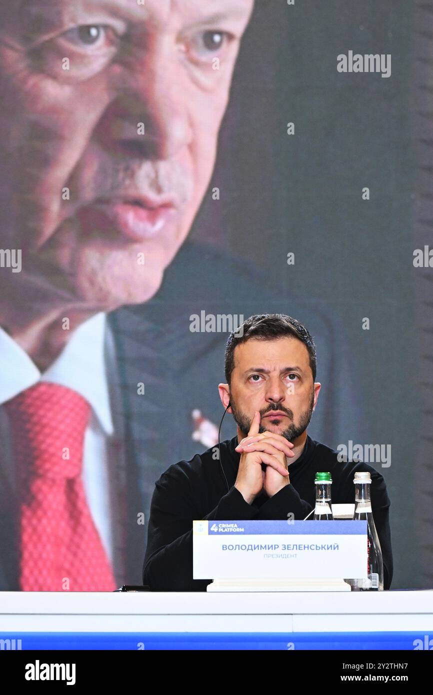 Le président ukrainien Volodymyr Zelensky regarde le président de Turkiye Recep Tayyip Erdogan appeler par vidéo, lors du quatrième sommet des dirigeants de la plateforme Crimée à Kiev, en Ukraine. Date de la photo : mercredi 11 septembre 2024. Banque D'Images