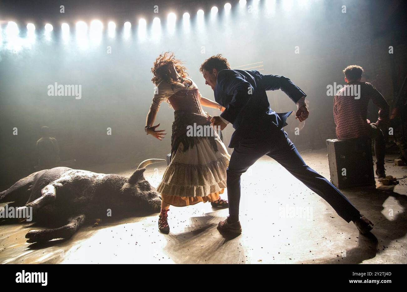 de gauche à droite : Viktoria Vizin (Chœur), John Light (Escamillo), Jack Farthing (Carmen - retour à la caméra) dans CARMEN DISRUPTION de Simon Stephens au théâtre Almeida, Londres N1 17/04/2015 design : Lizzie Clachan éclairage : Jack Knowles réalisateur : Michael Longhurst Banque D'Images