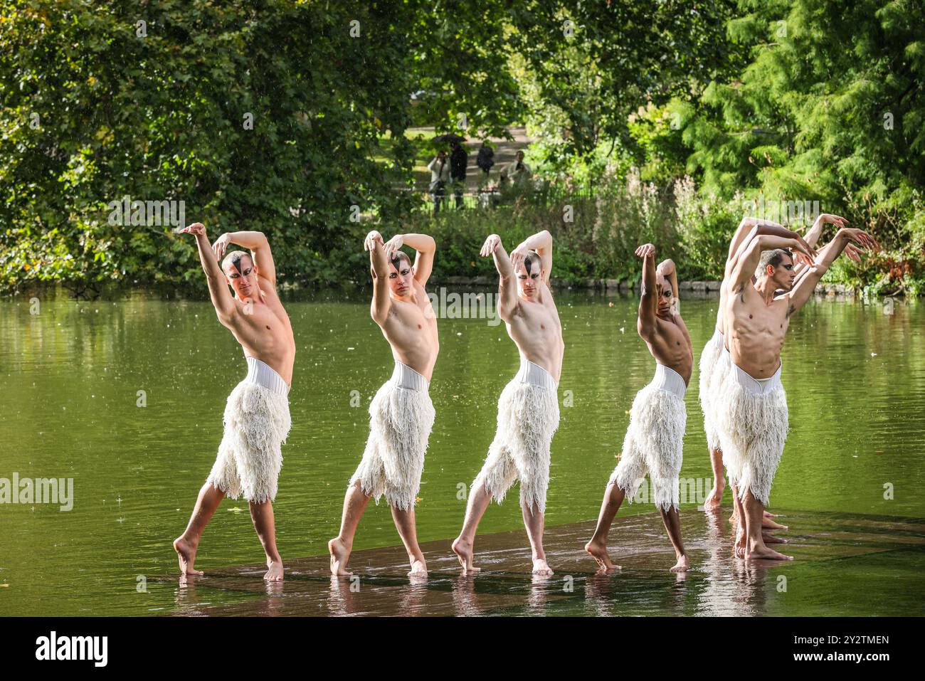 Londres, Royaume-Uni. 11 septembre 2024. Le casting de Matthew Bourne Swan Lake recrée un moment de la production de danse emblématique de Swan Lake sur le lac de St James' Park. Les acteurs sont Matthew Amos, Xavier Andriambolanoro-Sotiya, Ben Brown, Perreira de Jesus Franque, Jackson Fisch, Rory Macleod, Leonardo McCorkindale, Harry Ondrak-Wright et Barnaby Quarendon. Matthew Bourne's Swan Lake revient pour une tournée du 30e anniversaire de novembre 2024 et jusqu'en 2025. Crédit : Imageplotter/EMPICS/Alamy Live News Banque D'Images