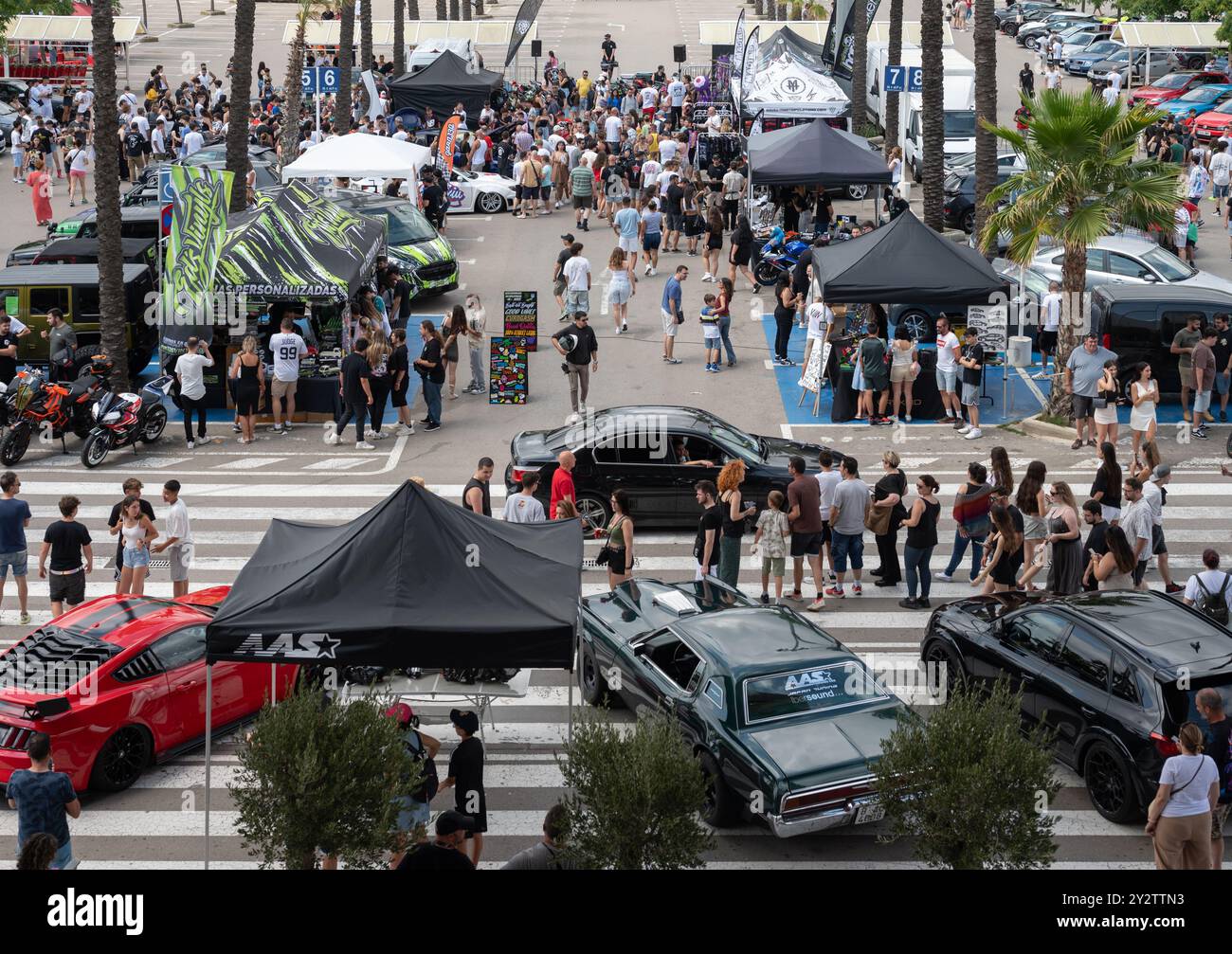 Photographie aérienne d'une rencontre de voitures et motos hautes performances. La fin d'un DJ jouant de la musique électronique. Banque D'Images