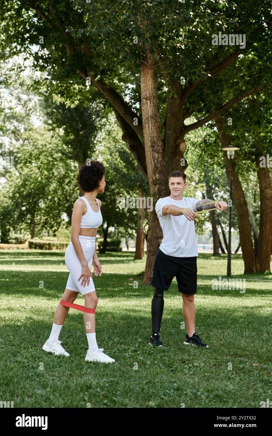 Deux amis s'engagent dans un entraînement extérieur motivant, embrassant la diversité et l'amitié. Banque D'Images Deux amis s'engagent dans un entraînement extérieur motivant, embrassant la diversité et l'amitié. Banque D'Images