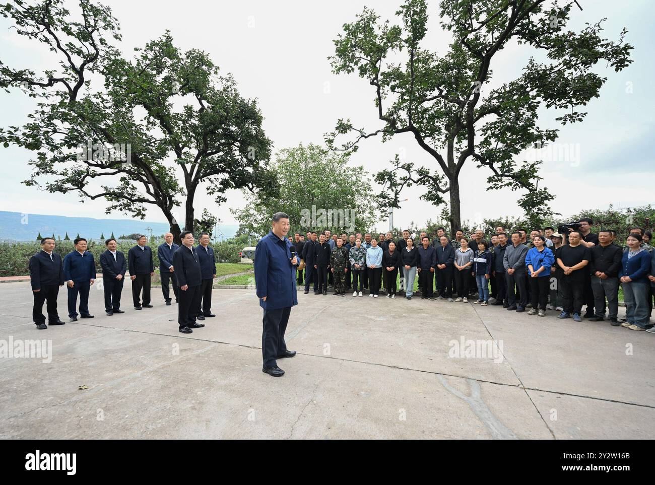 Tianshui, province chinoise du Gansu. 11 septembre 2024. Le président chinois Xi Jinping, également secrétaire général du Comité central du Parti communiste chinois et président de la Commission militaire centrale, s'entretient avec des producteurs de fruits, des villageois locaux et des techniciens agricoles lors d'une visite d'une base locale de production de pommes à Tianshui, dans la province du Gansu, au nord-ouest de la Chine, le 11 septembre 2024. XI a inspecté la ville de Baoji dans la province du Shaanxi au nord-ouest de la Chine et la ville de Tianshui dans la province voisine du Gansu du mardi après-midi au mercredi matin. Crédit : XIe Huanchi/Xinhua/Alamy Live News Banque D'Images