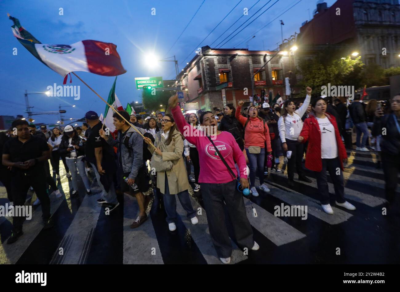 Les travailleurs de la magistrature se joignent à une manifestation pour protester contre la réforme judiciaire controversée du président mexicain Andres Manuel Lopez Obrador devant l'ancien siège du Sénat à Xicoténcatl. Le 10 septembre 2024 à Mexico, Mexique. Poto par Ian Robles/ Credit : Eyepix Group/Alamy Live News Banque D'Images