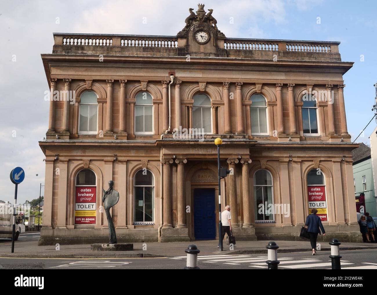 Sligo, County Sligo, IRE. 30 août 2024. 20240830 - Une statue du poète irlandais William Butler Yeats, en bas à gauche, se dresse à l'extérieur du bâtiment fermé de la Ulster Bank à Sligo, en Irlande. (Crédit image : © Chuck Myers/ZUMA Press Wire) USAGE ÉDITORIAL SEULEMENT! Non destiné à UN USAGE commercial ! Banque D'Images