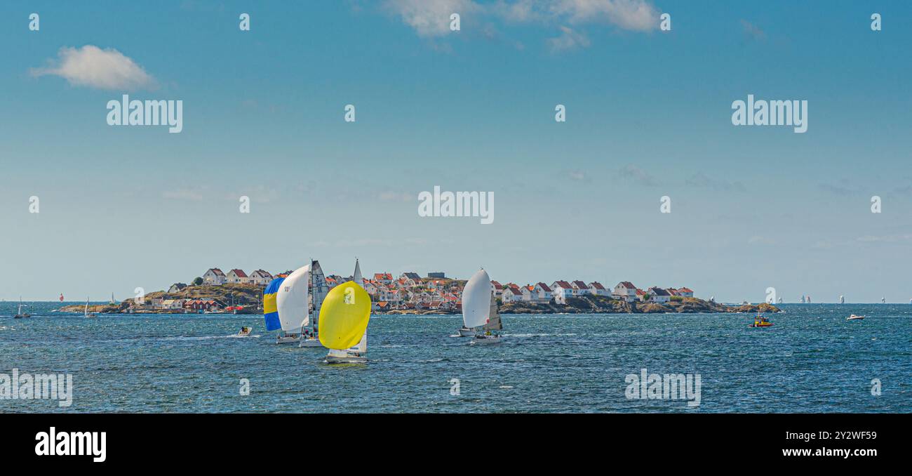 TJ?rn, Suède - août 17 2013 : TJ?rn Runt est une compétition annuelle de voile de longue distance qui a lieu autour de l'île de TJ?rn. Vue depuis R?nn? Banque D'Images