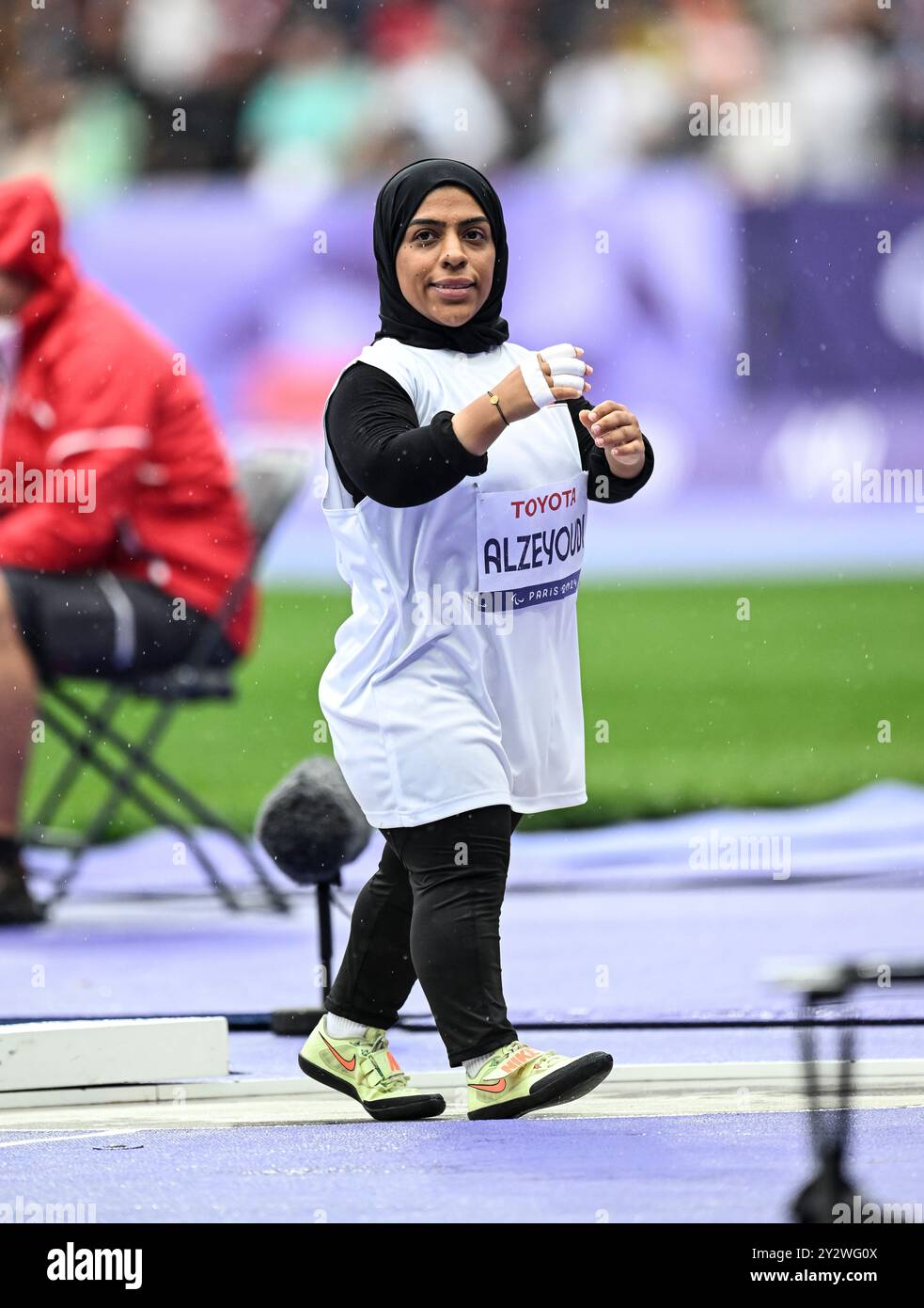 Maryam Alzeyoudi, des Émirats arabes Unis, concourant au tir T47 féminin aux Jeux paralympiques d’été de Paris 2024 au stade de France sur se Banque D'Images