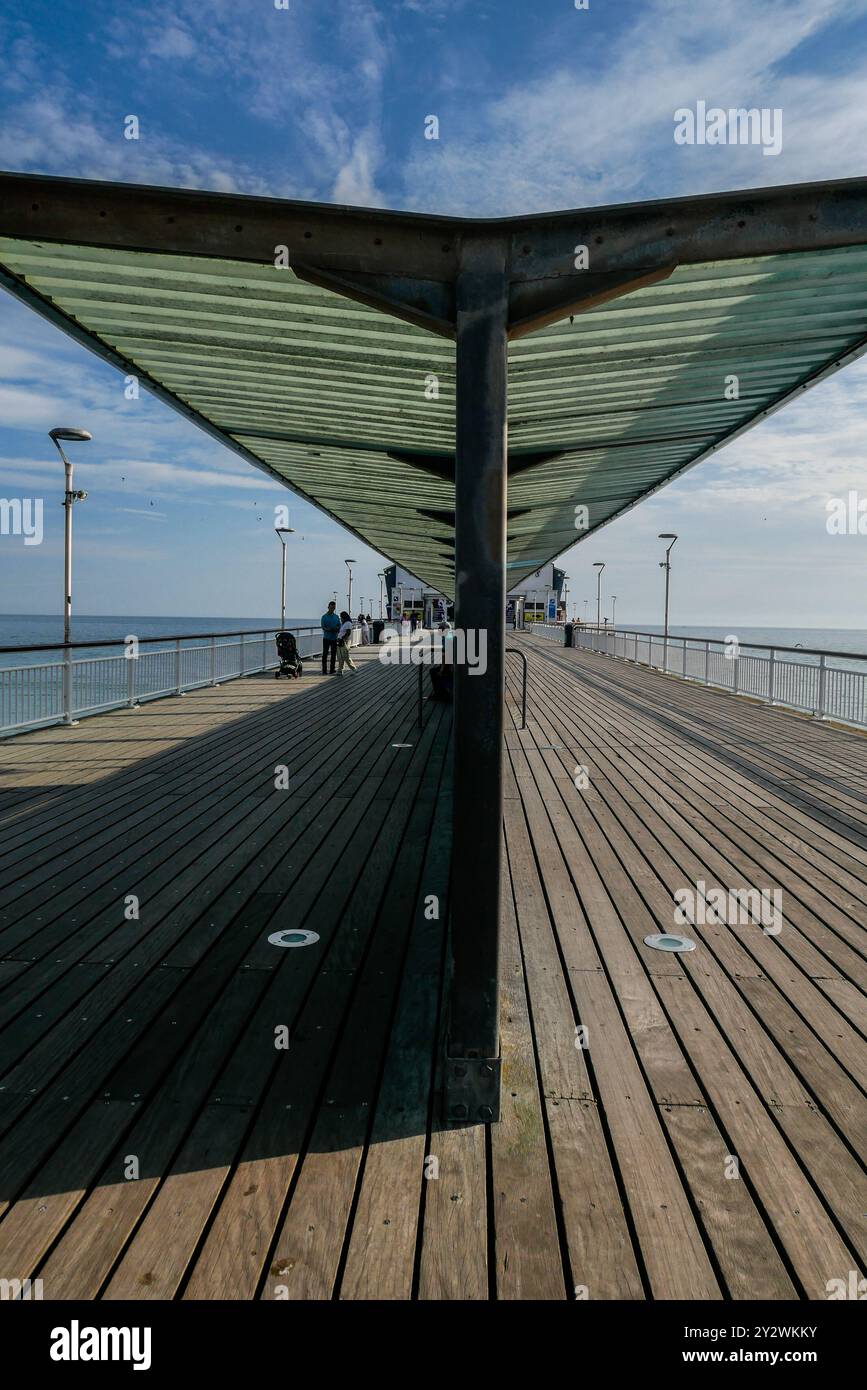 Jetées britanniques en bord de mer, abstrait de l'architecture sur la jetée de Bournemouth Banque D'Images