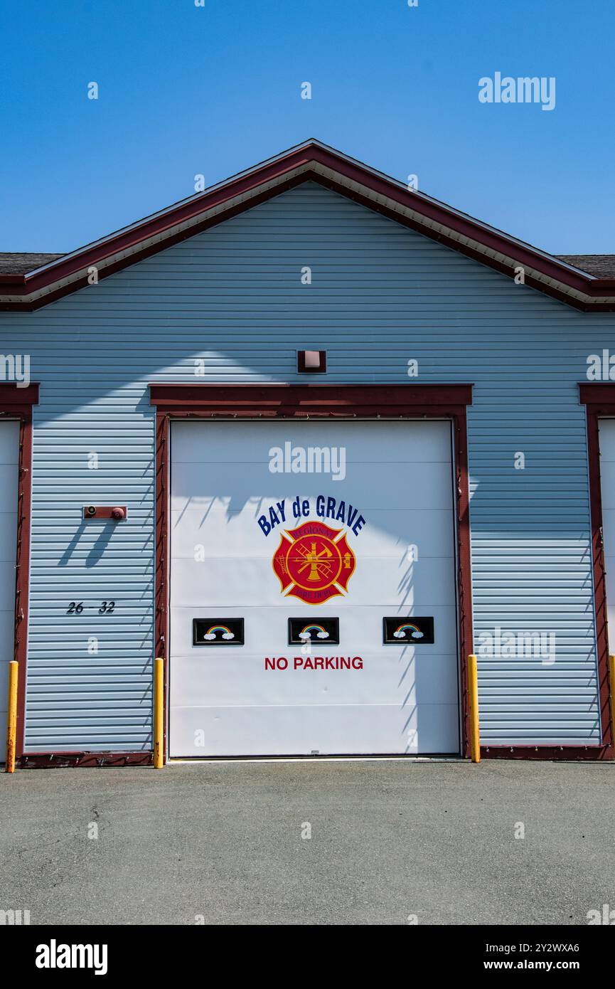 Panneau de caserne de pompiers de Bay de grave sur la porte roulante du garage NL 70 à Cupids, Terre-Neuve-et-Labrador, Canada Banque D'Images