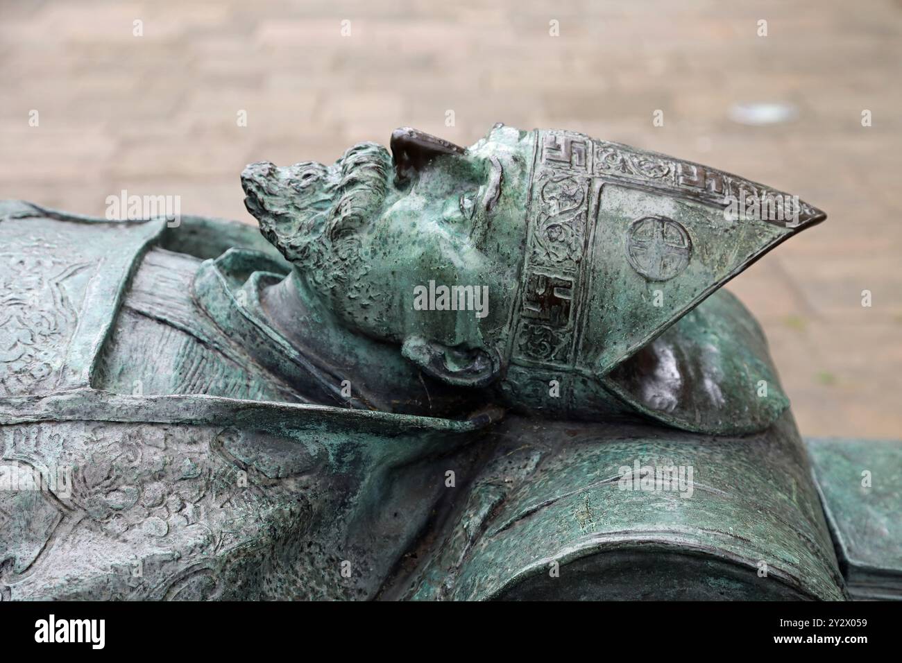 Évêque avec une croix gammée dans les ruines de la vieille cathédrale de Coventry Banque D'Images