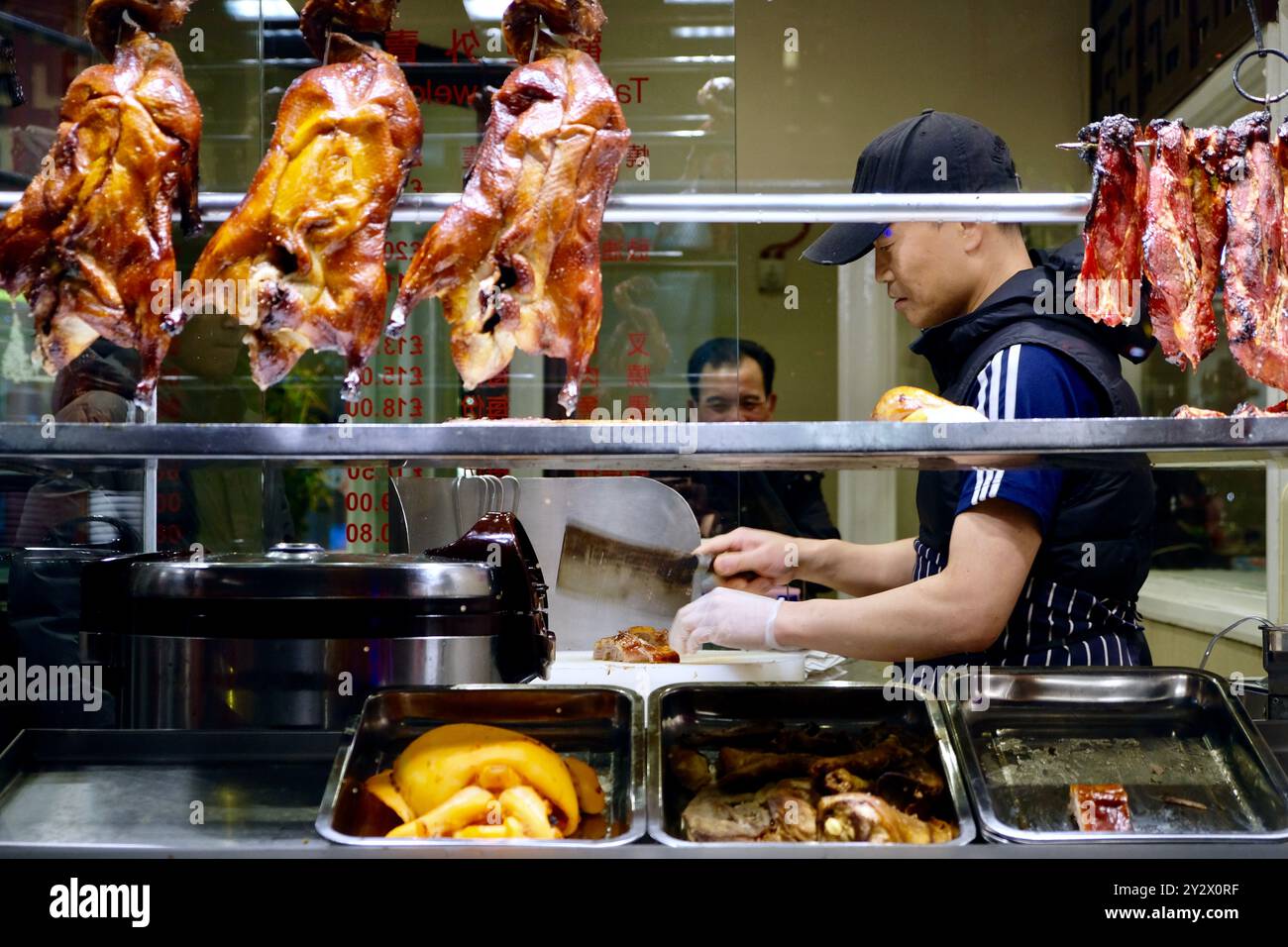 Une fenêtre avec des canards rôtis accrochés au restaurant chinois Lotus Garden sur Gerrard Street à Chinatown, dans le centre de Londres. Banque D'Images