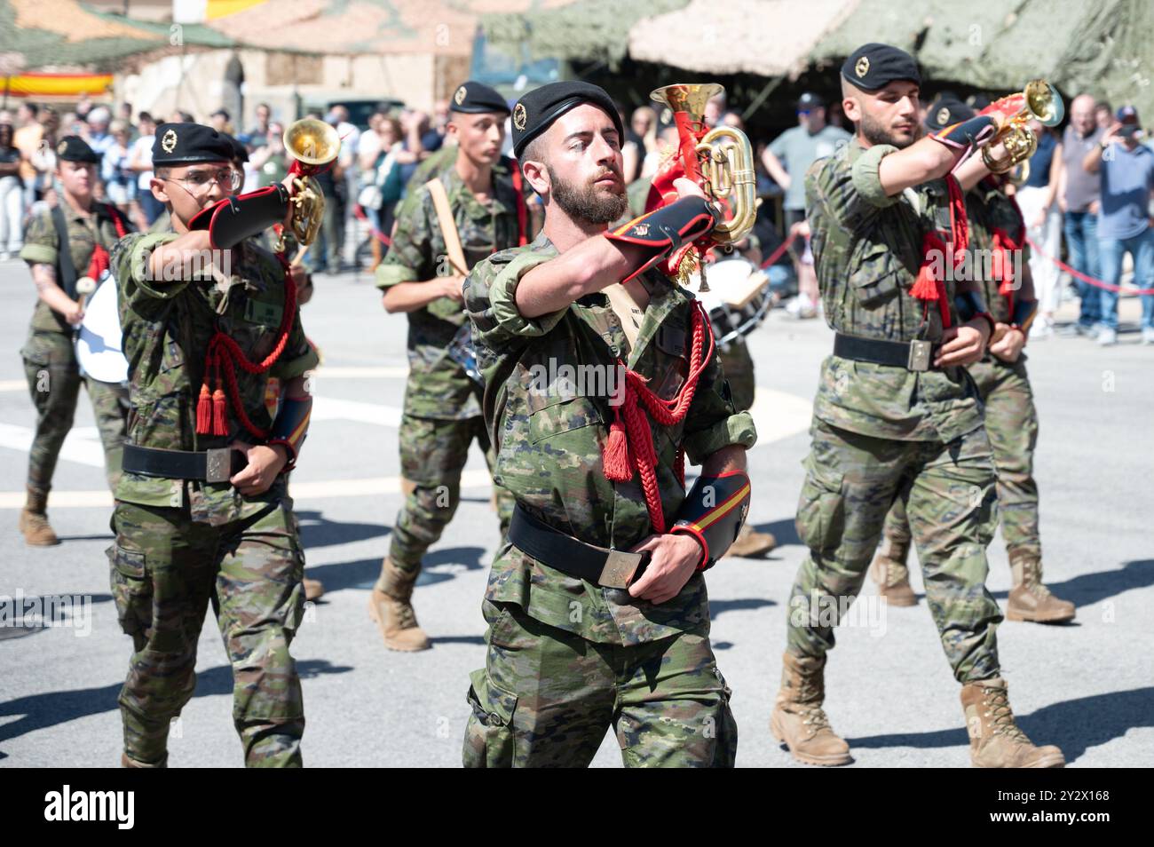 Portrait en gros plan d'un soldat de la bande militaire de l'armée espagnole avec une trompette aux journées portes ouvertes de la caserne Bruch à Barcelone Banque D'Images