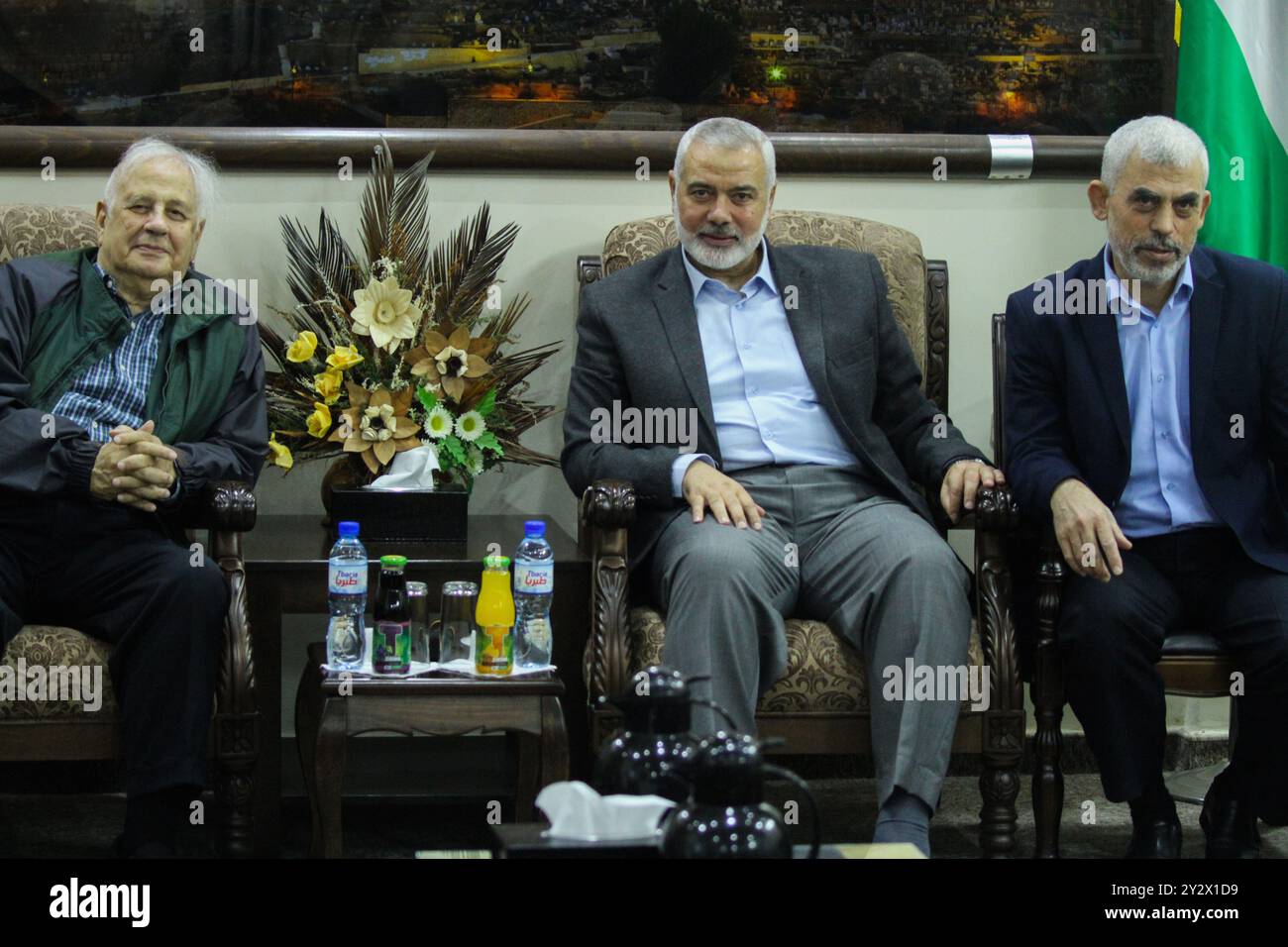 Gaza, Palestine. 03 novembre 2019. Le président de la Commission électorale centrale palestinienne, Hanna Nasir, s’entretient dans la ville de Gaza avec le chef du bureau politique du Hamas, Ismail Haniyeh, et avec Yahya Sinwar, le dirigeant du Hamas à Gaza, sur la possibilité d’organiser des élections. Au cours des pourparlers, les dirigeants du Hamas ont déclaré qu’ils étaient prêts à se joindre aux élections et à surmonter tous les obstacles potentiels dans le processus. L’événement a fait suite à une réunion à Gaza la semaine dernière entre Hanna Nasir, la direction du Hamas, ainsi que des dirigeants d’autres factions palestiniennes, au cours de laquelle un accord a été conclu pour tenir des mesures législatives Banque D'Images