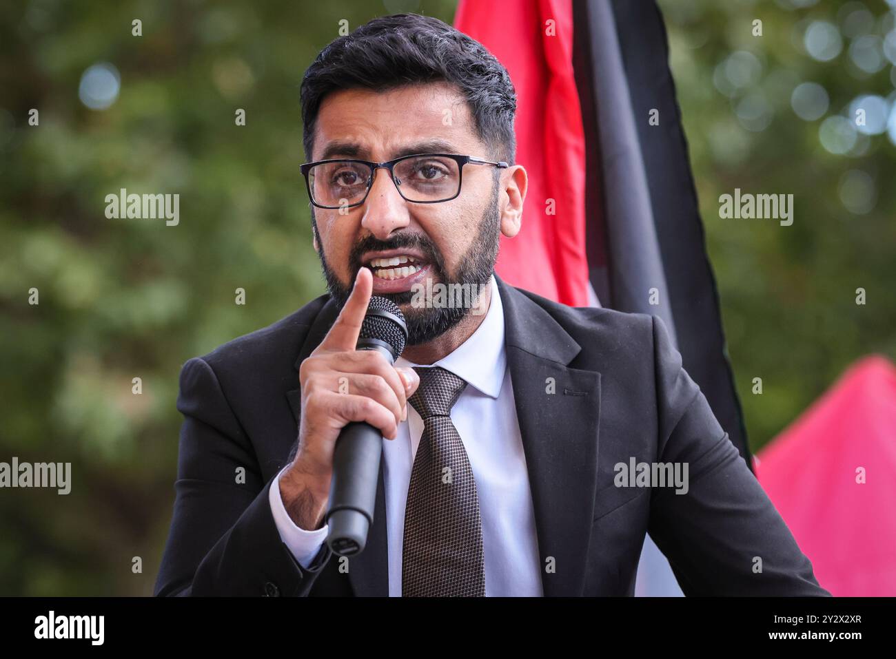 Londres, Royaume-Uni. 11 septembre 2024. Adnan Hussain, député indépendant, prend la parole. Un rassemblement pro-palestinien contre la guerre avec des orateurs en face de Downing Street sur Whitehall attire une foule de plusieurs centaines d'activistes et de manifestants avec des pancartes allant de "Palestine libre" à "cessez-le-feu maintenant" en passant par des drapeaux palestiniens et des exigences pour que le gouvernement agisse. Parmi les orateurs figurent Jeremy Corbyn ainsi que plusieurs autres députés. Crédit : Imageplotter/Alamy Live News Banque D'Images