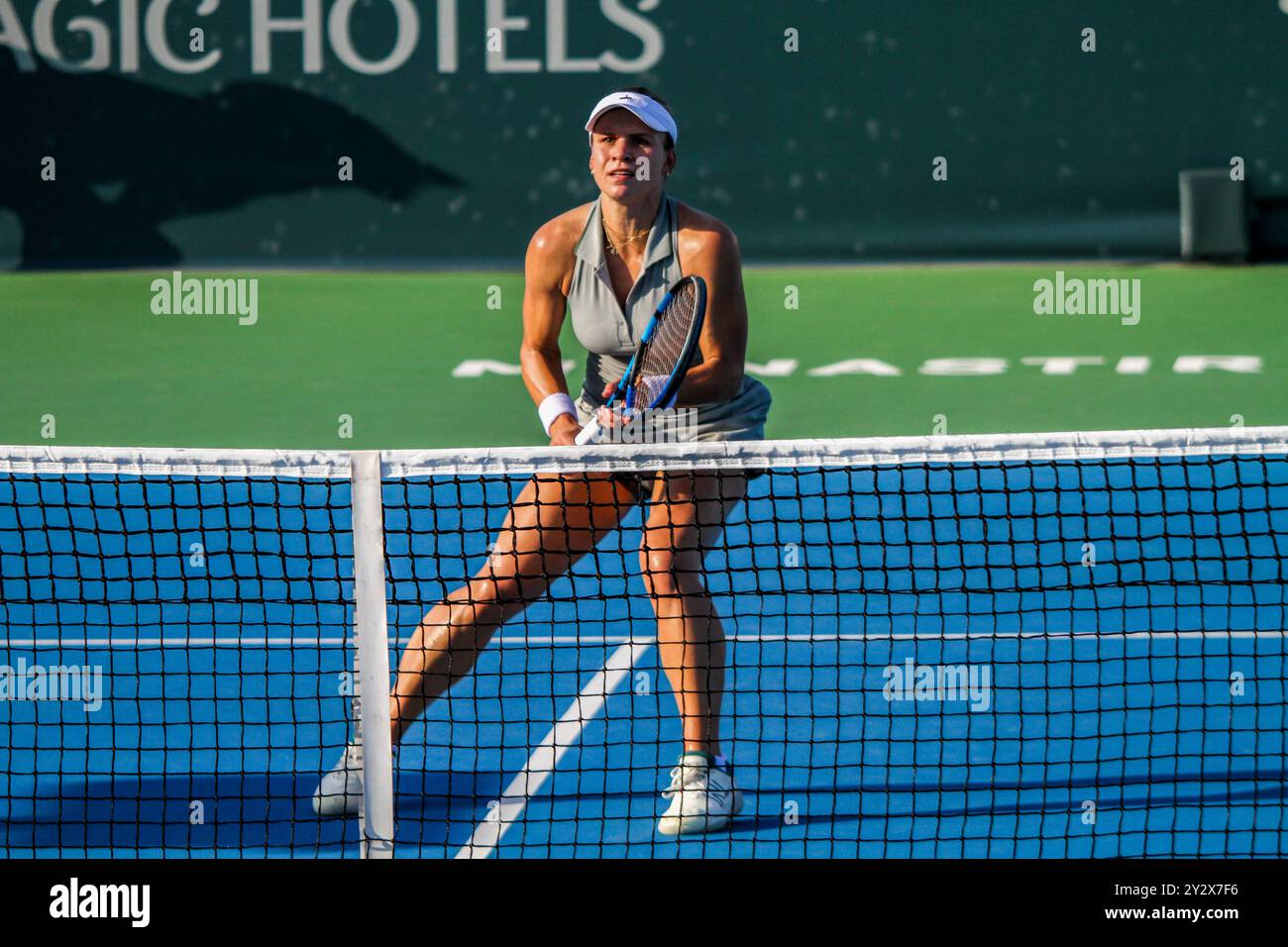 Monastir, Tunisie. 10 septembre 2024. Jana Fett, de Croatie, joue contre Sara Sorribes Tormo, d’Espagne, à l’Open de Jasmin à Monastir, en Tunisie. Le tournoi de tennis professionnel féminin aura lieu au Magic Hotel Skanes de Monastir du 9 au 15 septembre 2024 Banque D'Images